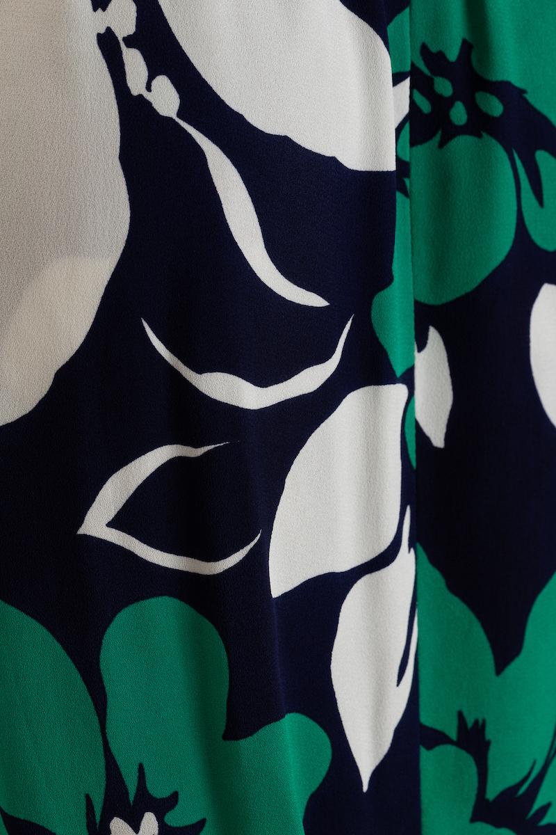 Adolfo Tropical Silk Jersey Strapless Dress with Half Capelet (Robe bustier en jersey de soie avec demi-cape) en vente 11