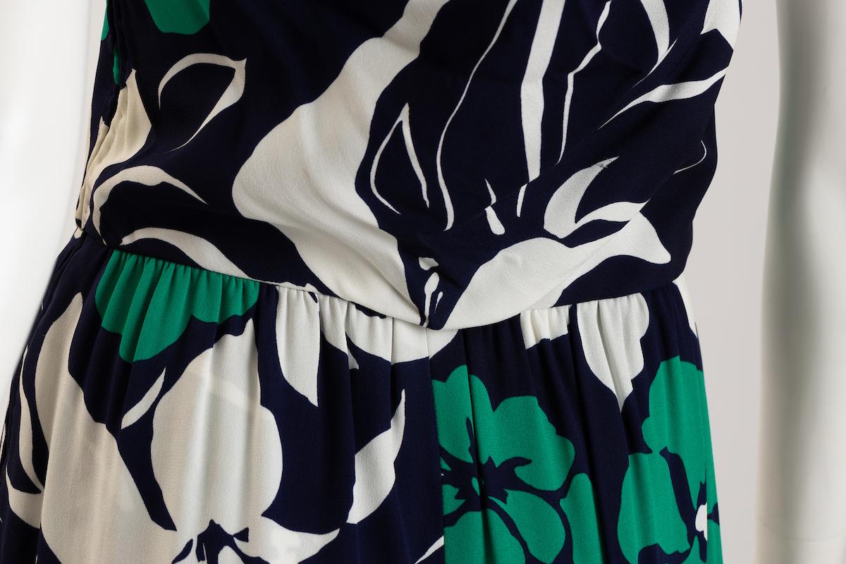 Adolfo Tropical Silk Jersey Strapless Dress with Half Capelet (Robe bustier en jersey de soie avec demi-cape) en vente 12