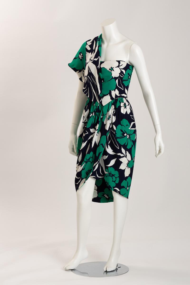Noir Adolfo Tropical Silk Jersey Strapless Dress with Half Capelet (Robe bustier en jersey de soie avec demi-cape) en vente