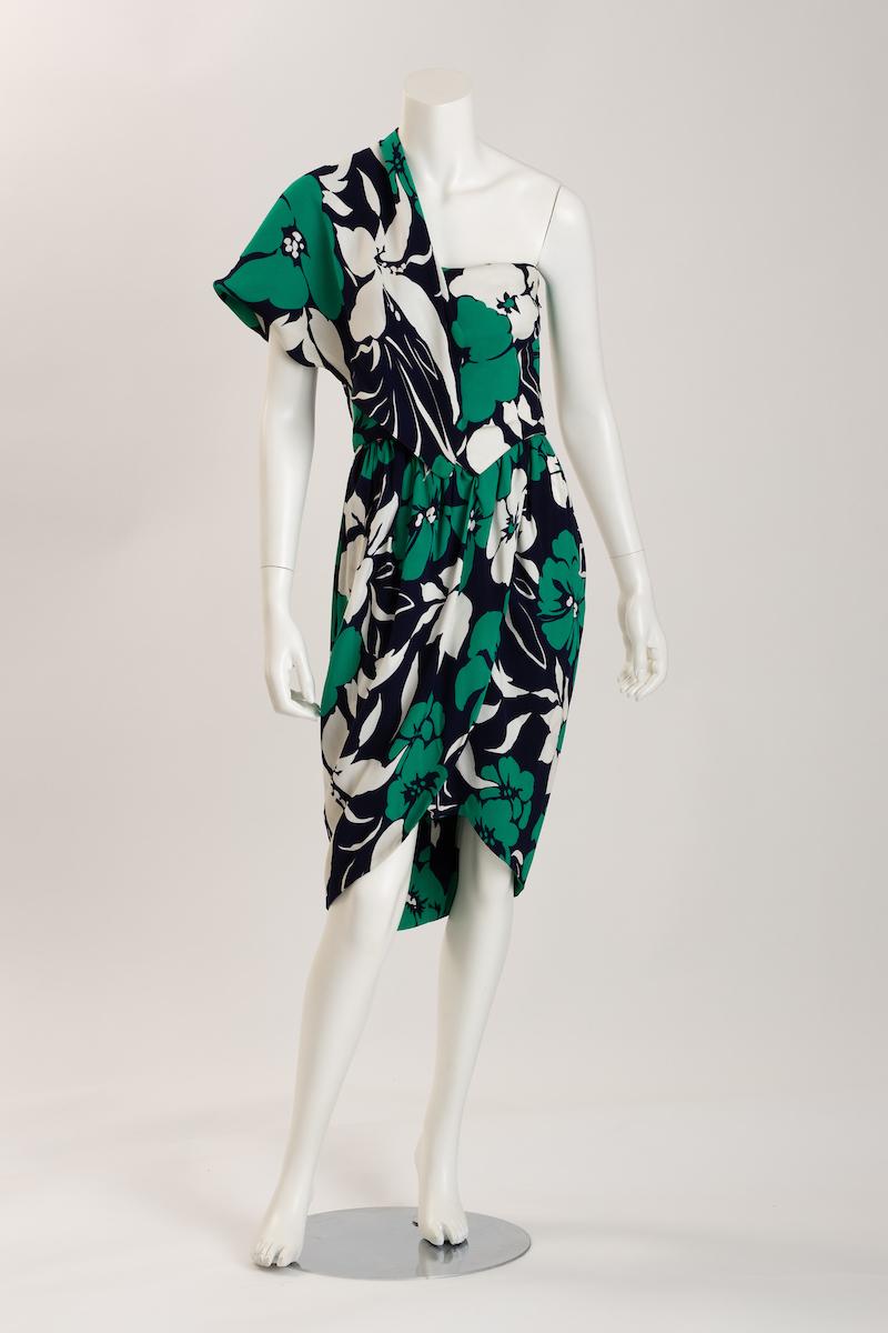 Adolfo Tropical Silk Jersey Strapless Dress with Half Capelet (Robe bustier en jersey de soie avec demi-cape) Bon état - En vente à New York, NY