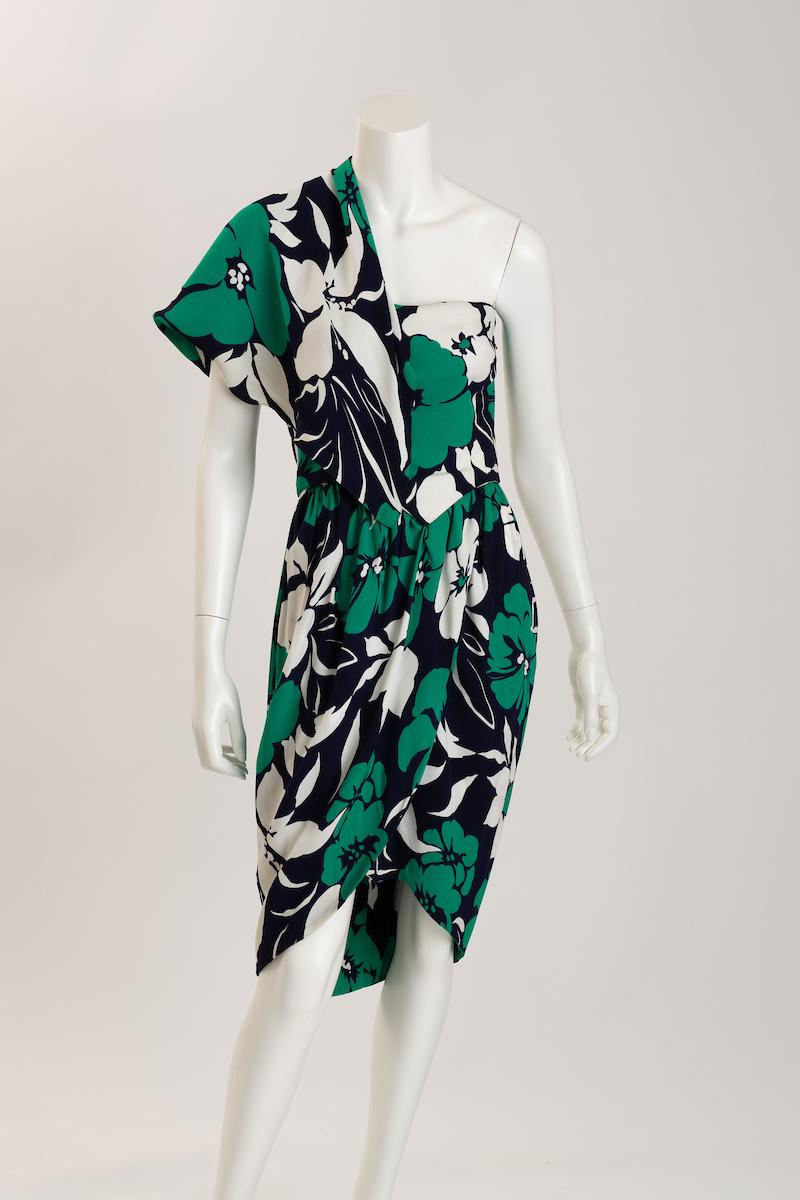 Adolfo Tropical Silk Jersey Strapless Dress with Half Capelet (Robe bustier en jersey de soie avec demi-cape) Pour femmes en vente