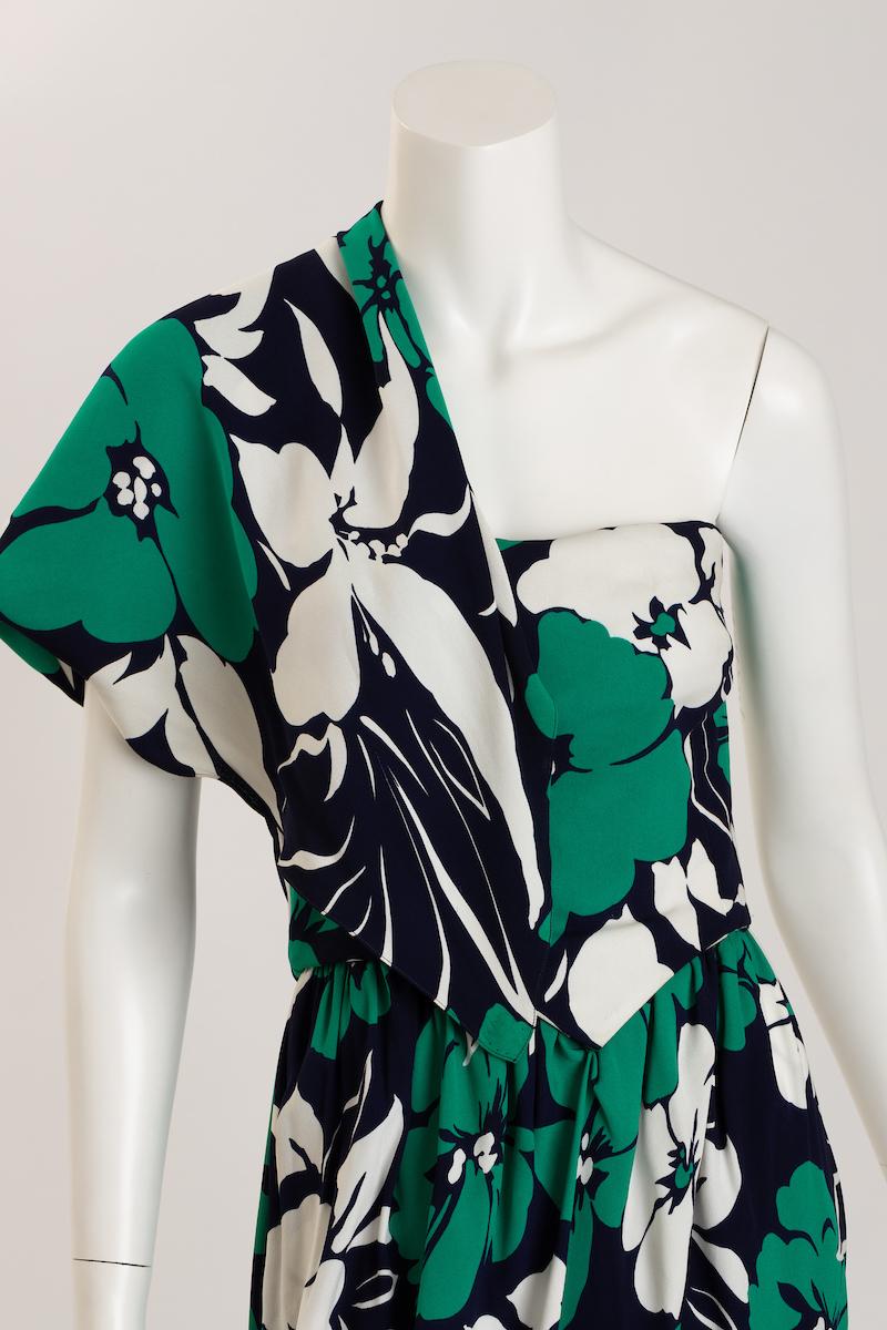 Adolfo Tropical Silk Jersey Strapless Dress with Half Capelet (Robe bustier en jersey de soie avec demi-cape) en vente 1