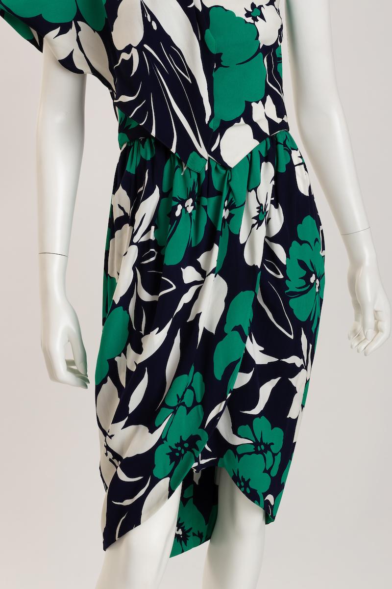Adolfo Tropical Silk Jersey Strapless Dress with Half Capelet (Robe bustier en jersey de soie avec demi-cape) en vente 2