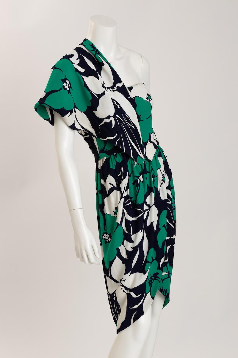Adolfo Tropical Silk Jersey Strapless Dress with Half Capelet (Robe bustier en jersey de soie avec demi-cape) en vente 3