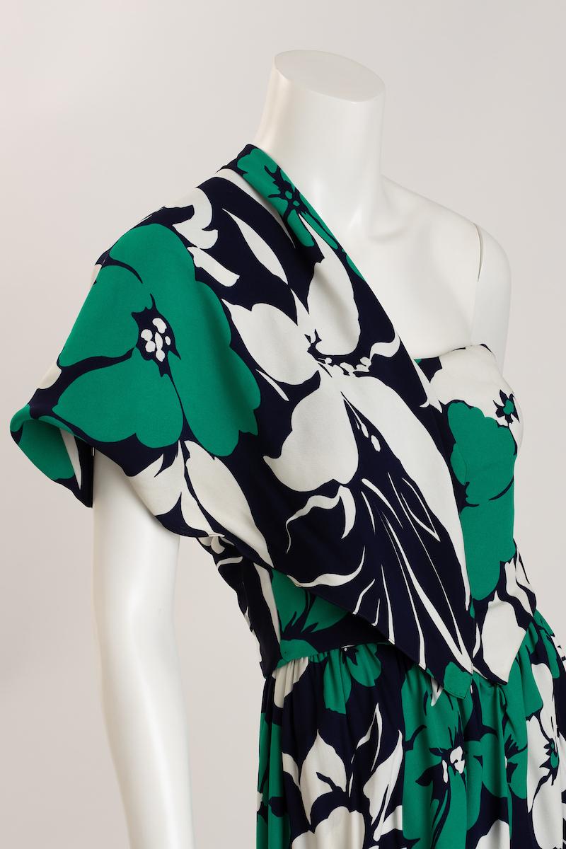 Adolfo Tropical Silk Jersey Strapless Dress with Half Capelet (Robe bustier en jersey de soie avec demi-cape) en vente 4