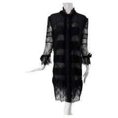 Adolfo Vintage Schwarzer Organza & Schwarze Spitze gestreiftes Hemdkleid 1970er Adolfo Vintage Schwarzer Organza & Schwarze Spitze gestreiftes Hemdkleid 1970er