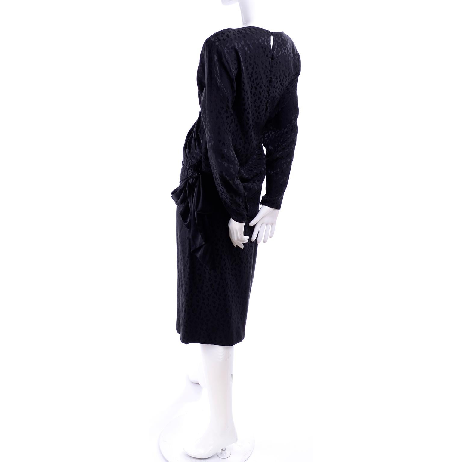 Adolfo Vintage Schwarzes Vintage-Kleid aus Seide mit Leopardenmuster und Drapierung im Angebot 6