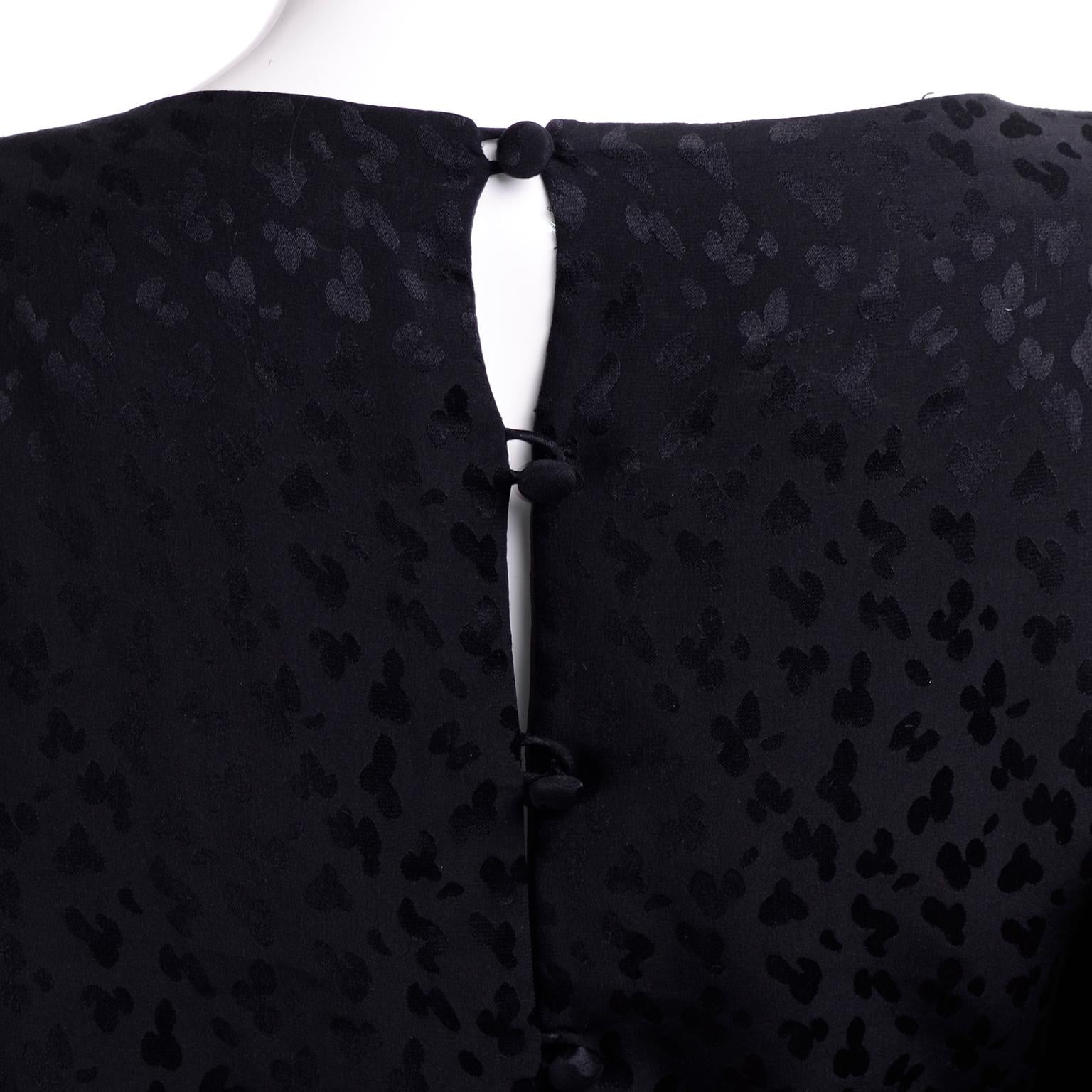 Adolfo - Robe noire vintage en soie ton sur ton imprimé léopard avec drapé en vente 6