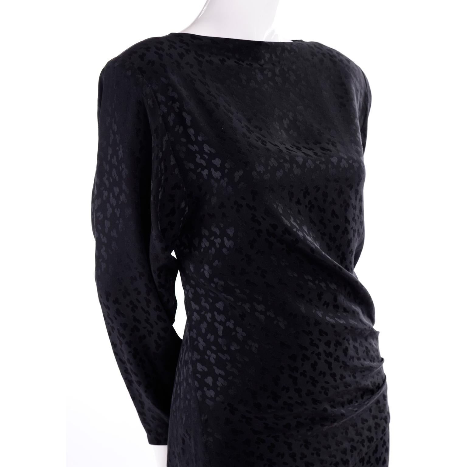 Noir Adolfo - Robe noire vintage en soie ton sur ton imprimé léopard avec drapé en vente