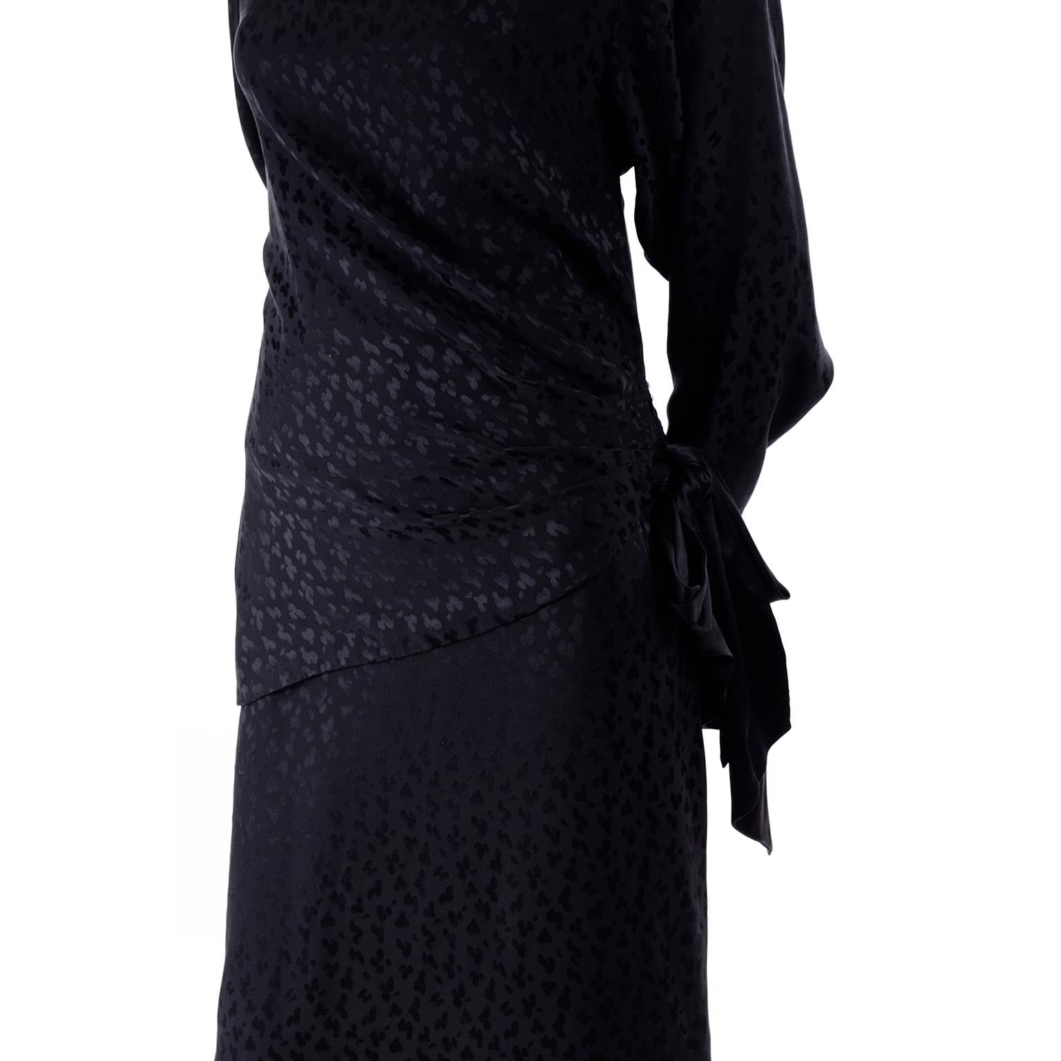 Adolfo - Robe noire vintage en soie ton sur ton imprimé léopard avec drapé Excellent état - En vente à Portland, OR