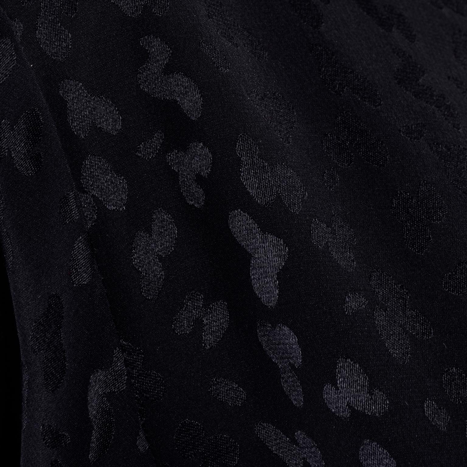 Adolfo - Robe noire vintage en soie ton sur ton imprimé léopard avec drapé Pour femmes en vente