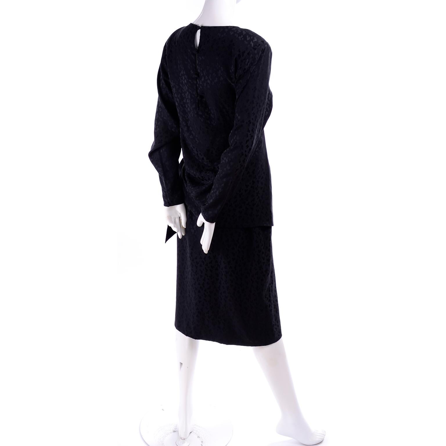 Adolfo - Robe noire vintage en soie ton sur ton imprimé léopard avec drapé en vente 1