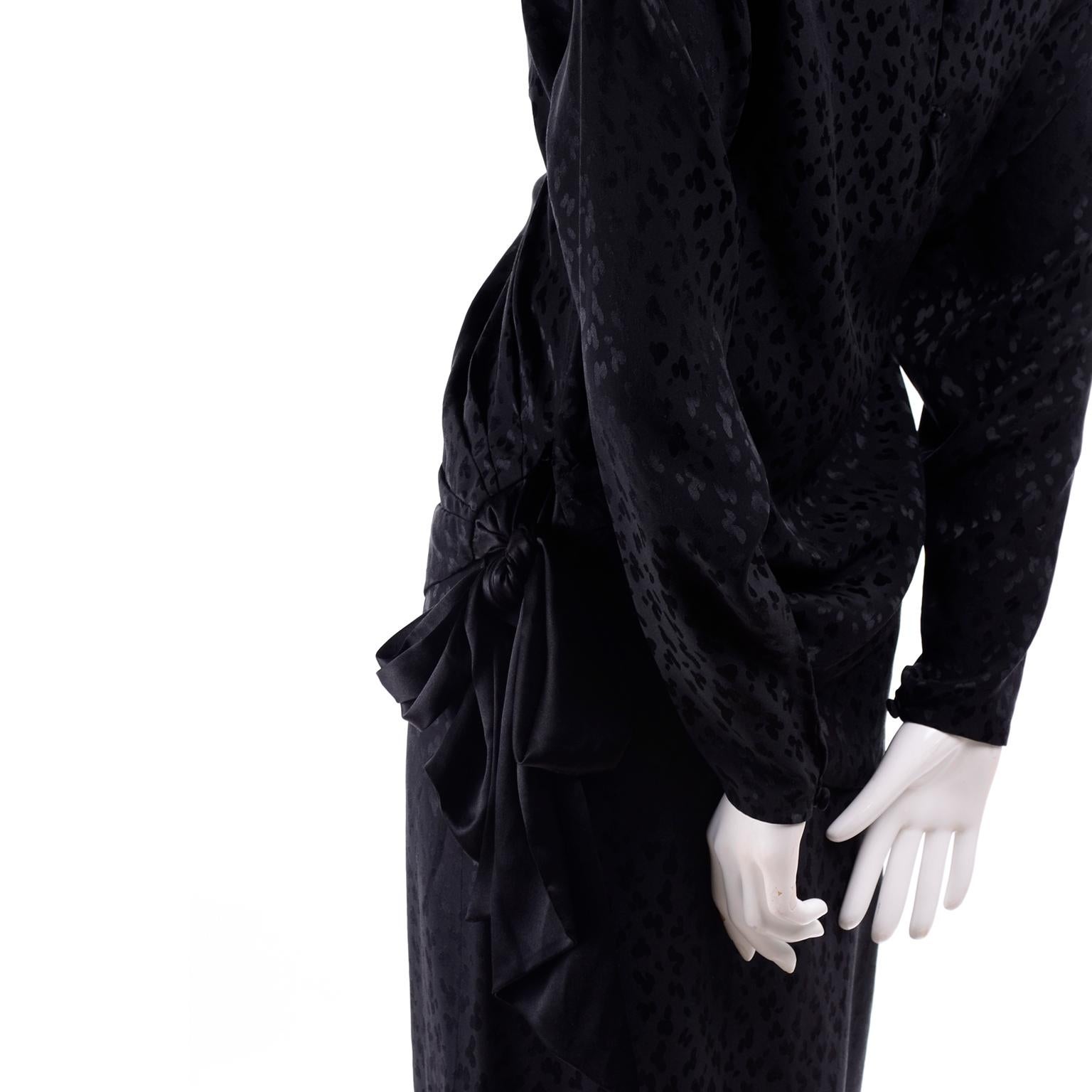 Adolfo - Robe noire vintage en soie ton sur ton imprimé léopard avec drapé en vente 2