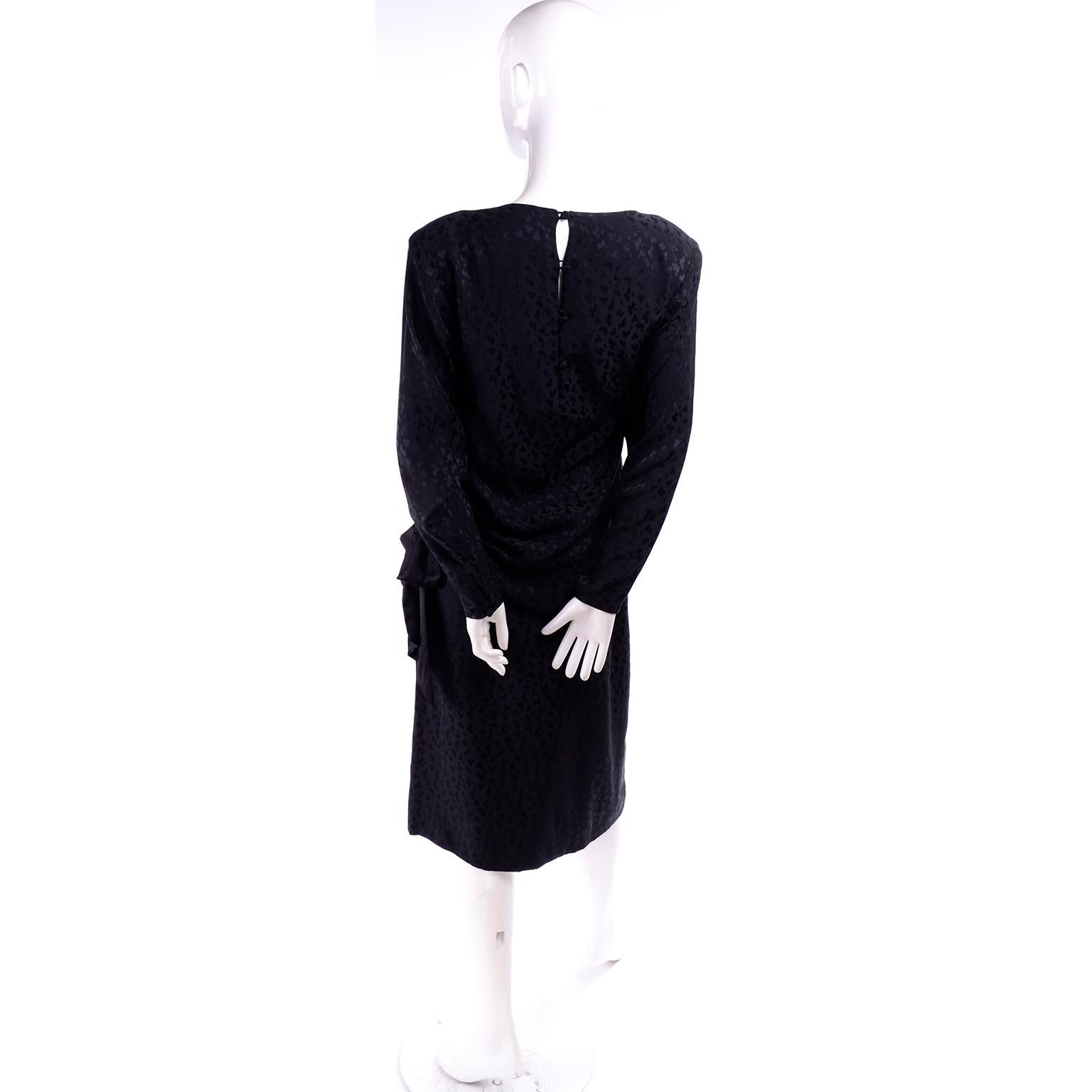 Adolfo Vintage Schwarzes Vintage-Kleid aus Seide mit Leopardenmuster und Drapierung im Angebot 4