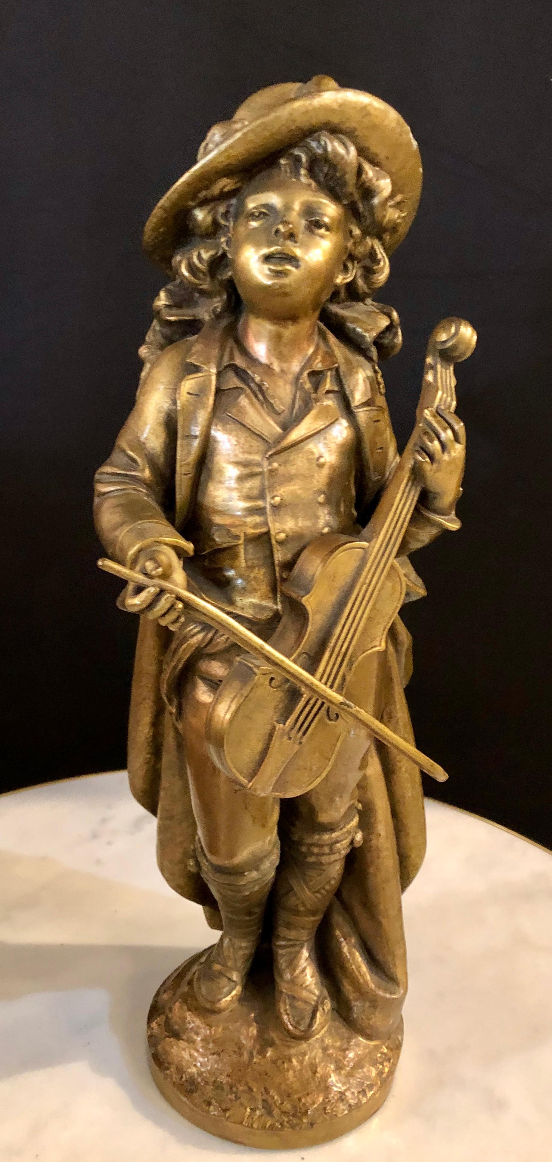 Adolph Maubach signé 19ème siècle. Sculpture en bronze d'un jeune violoniste. Ce très joli bronze finement coulé est certain d'attirer l'attention dans n'importe quelle pièce de la maison. Doté d'une fine patine brun doré:: cet étonnant petit