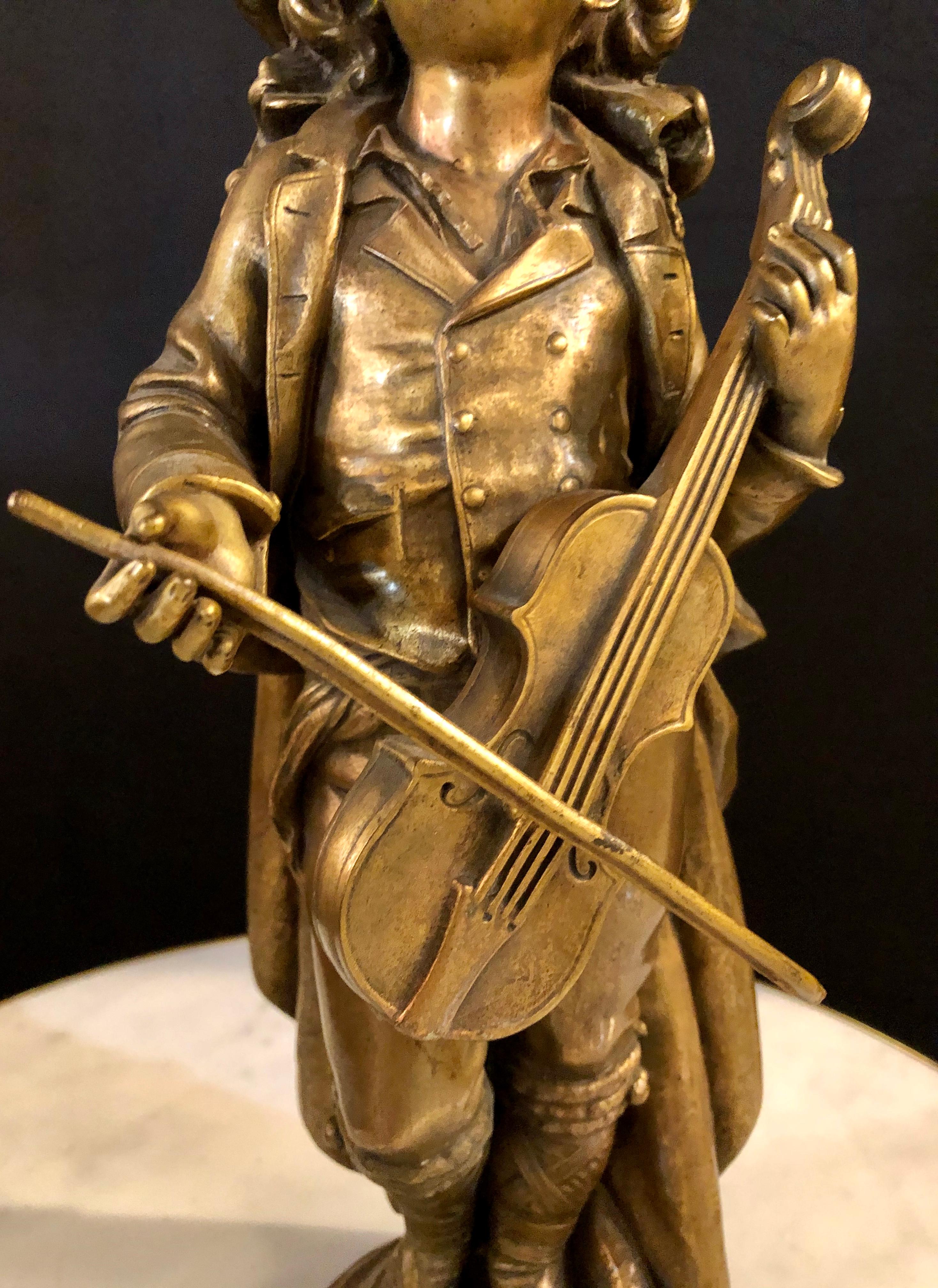 Français Sculpture en bronze d'un jeune violoniste signée par Adolph Maubach:: 19e siècle