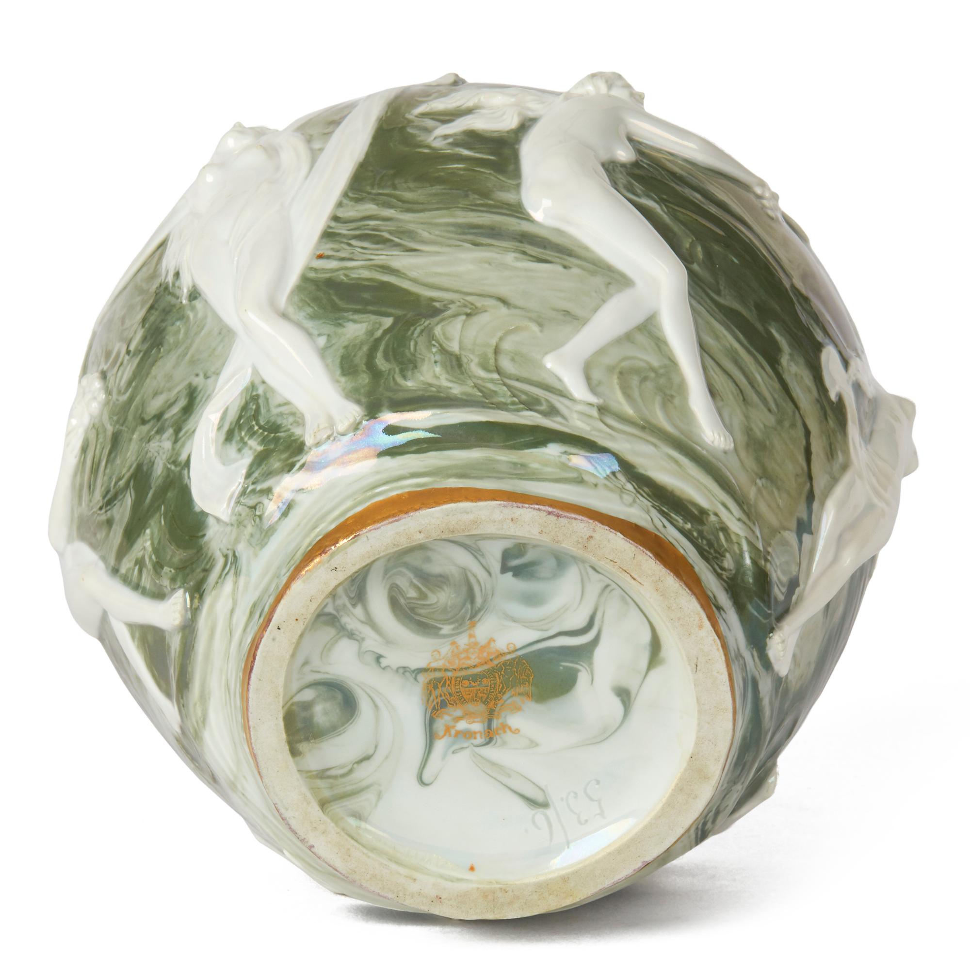 Eine wunderschöne Jugendstil-Porzellanvase mit tanzenden und musizierenden nackten Jungfrauen, entworfen von Adolf Oppel (1840-1922). Die runde, bauchige Vase steht auf einem schmalen, abgerundeten Sockel mit einem kurzen, trichterförmigen Hals. Der