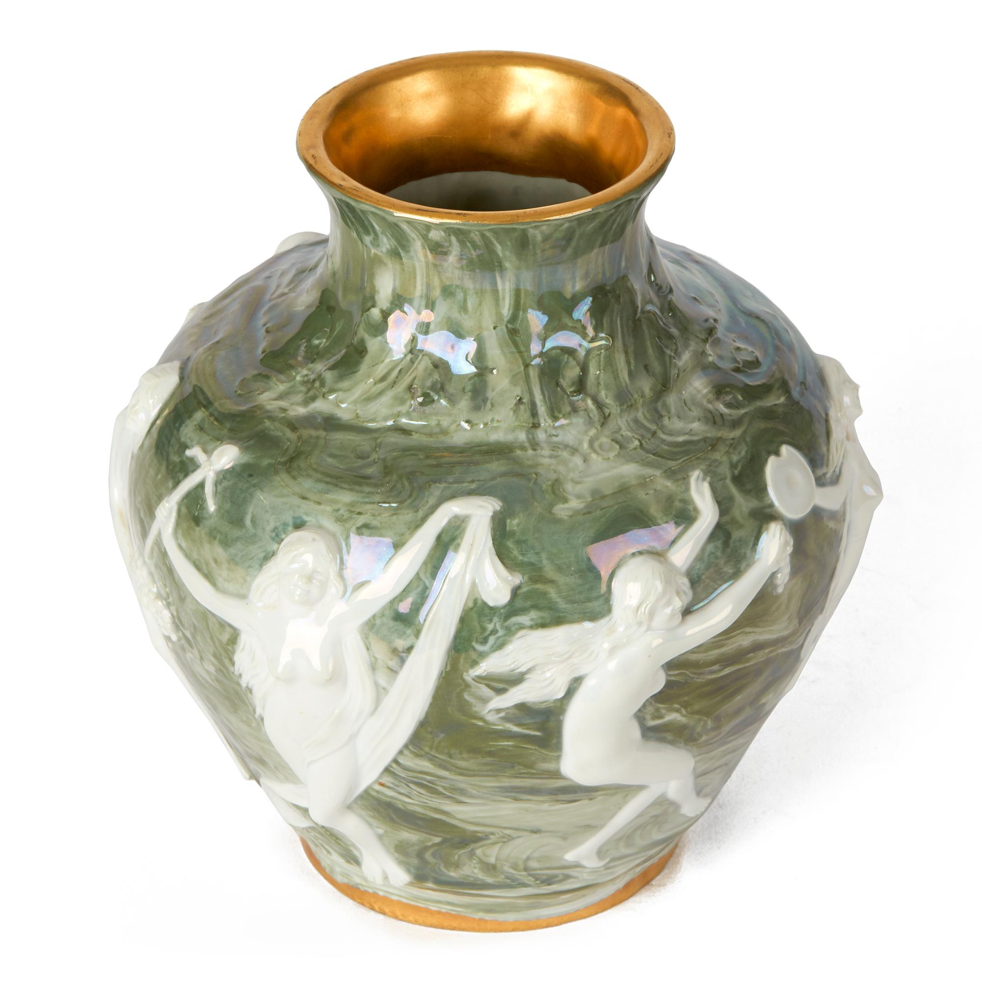 Autrichien Vase en poterie Adolph Oppel Kronach Art Nouveau avec Vierges, vers 1900 en vente
