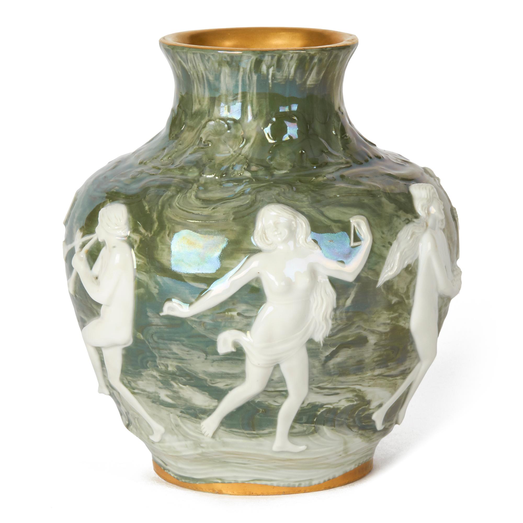 Vernissé Vase en poterie Adolph Oppel Kronach Art Nouveau avec Vierges, vers 1900 en vente