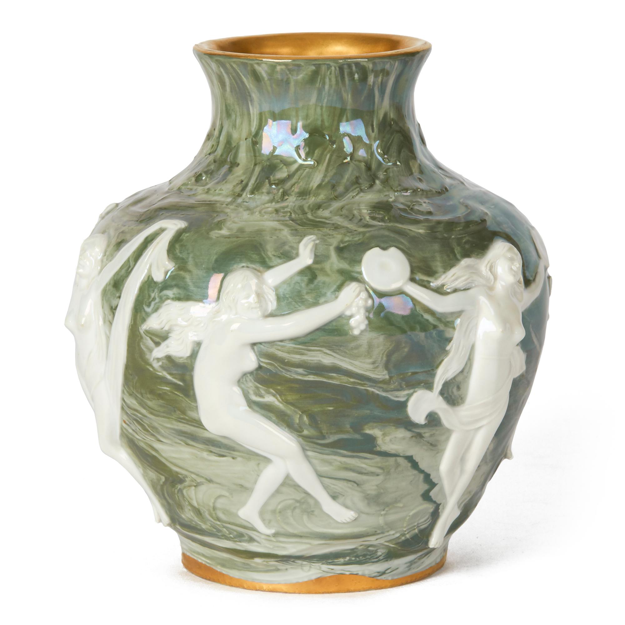 Adolph Oppel Kronach Art nouveau-Stil-Keramikvase mit Jungfrauen, um 1900 (Töpferwaren) im Angebot