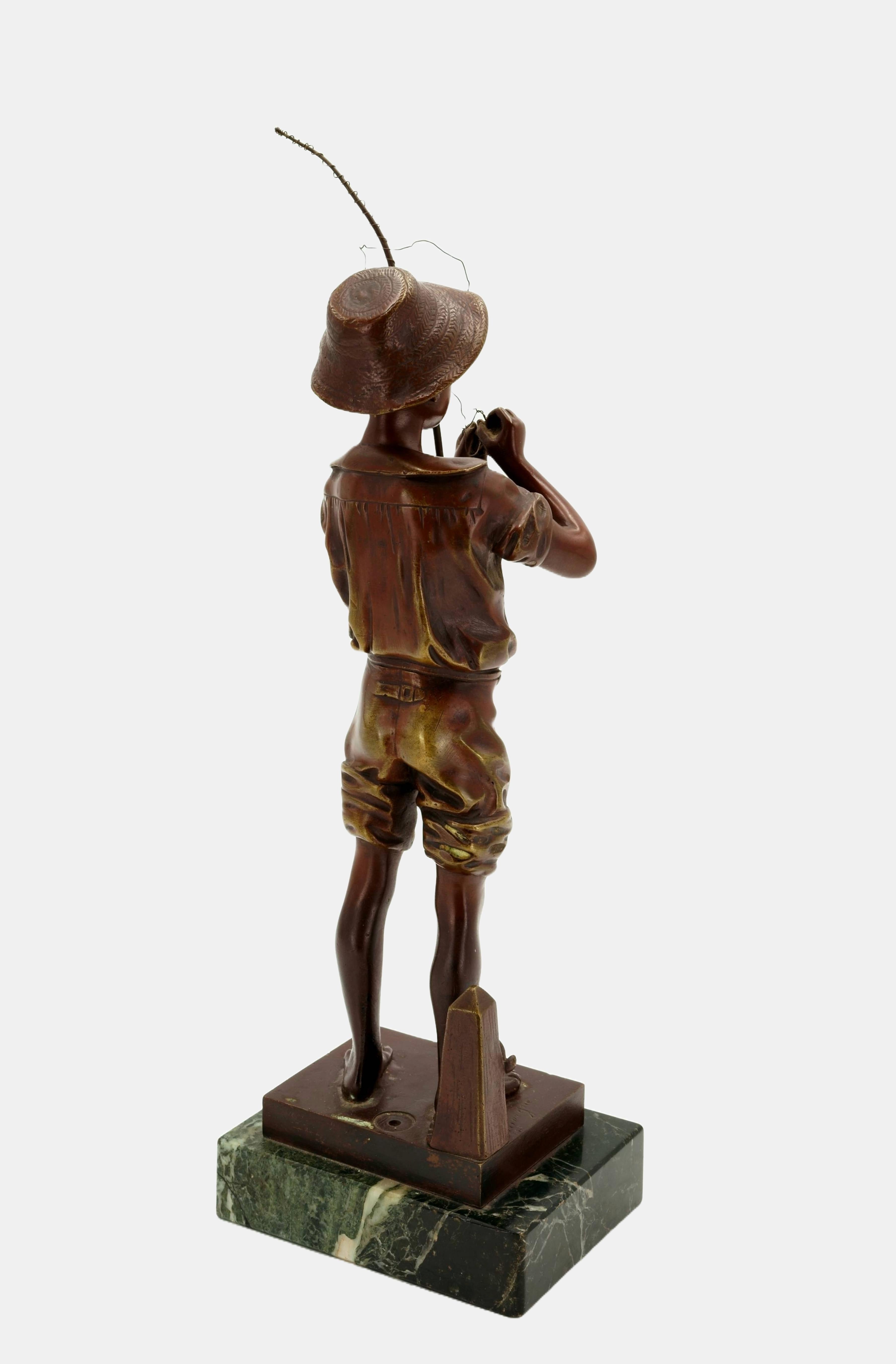Adolphe-Jean Lavergne (1863-1928), Pecheur, 1900 circa. Bronzo patinato marrone con zoccolo rettangolare in fusione su una base di marmo verde (alta 3 cm), altezza totale con cerniera 37 cm, larghezza 9 cm, profondità 8 cm, peso 2,9 kg, firmato