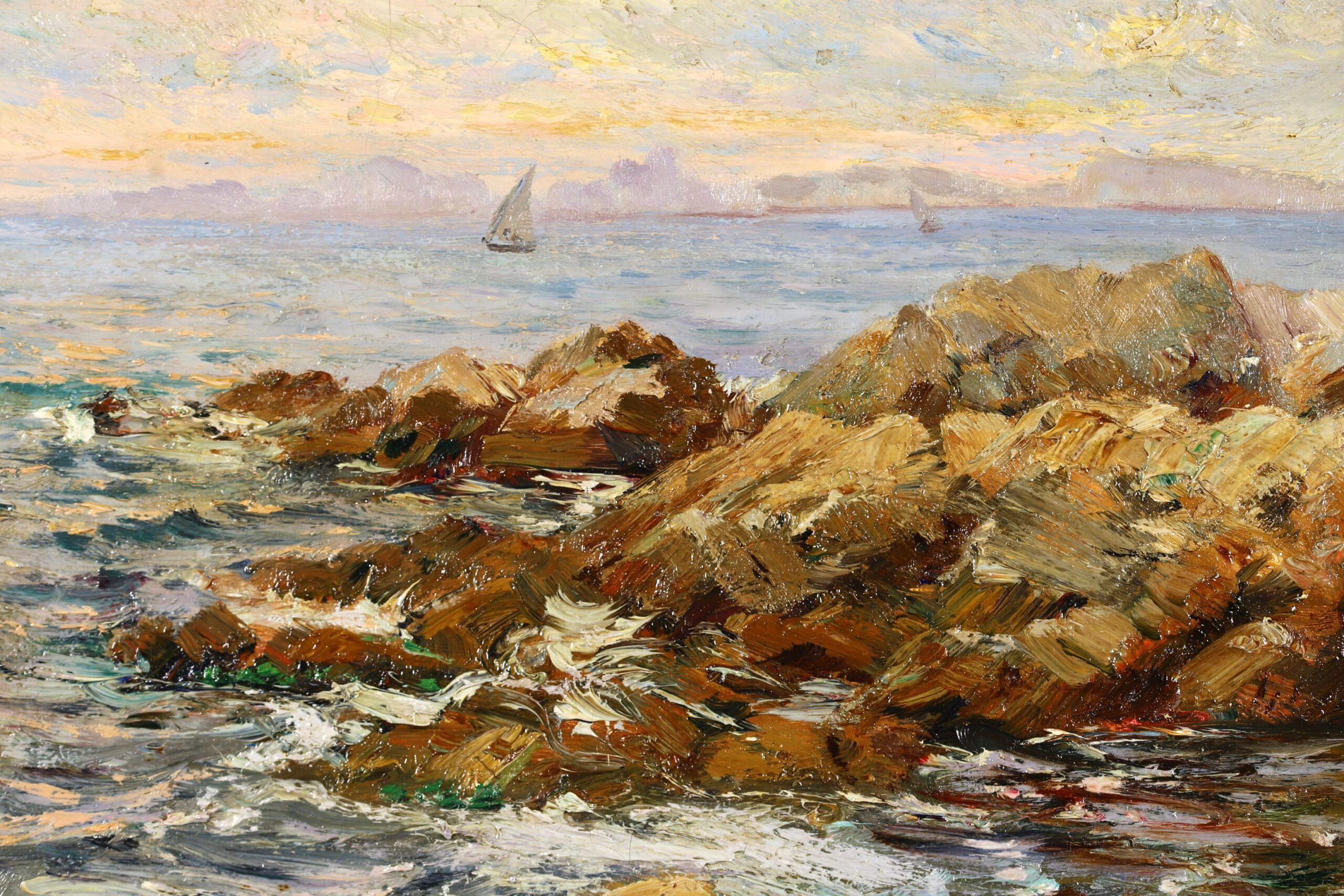 Olio su tela post impressionista del 1920 circa del pittore francese Adolphe Louis Gaussen. L'opera raffigura una barca che naviga nelle acque blu al largo di una costa rocciosa a Marsiglia, in Francia.

Firma:
Firmato in basso a