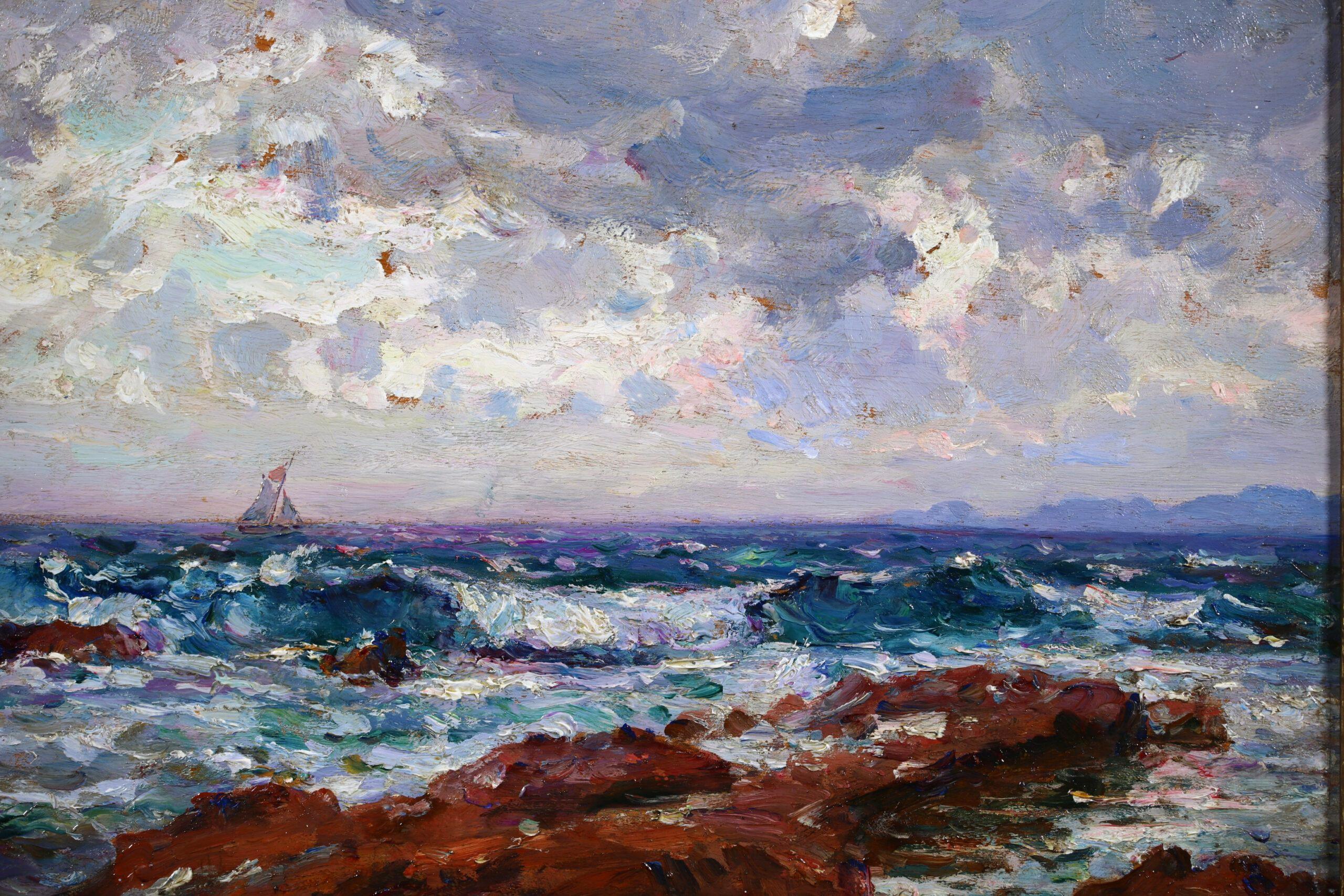 Huile sur panneau signée vers 1920 par le peintre post impressionniste français Adolphe Louis Gaussen. L'œuvre représente une vue de vagues se jetant en cascade sur un rivage rocheux. Un voilier navigue sous un ciel nuageux.

Signature :
Signé en