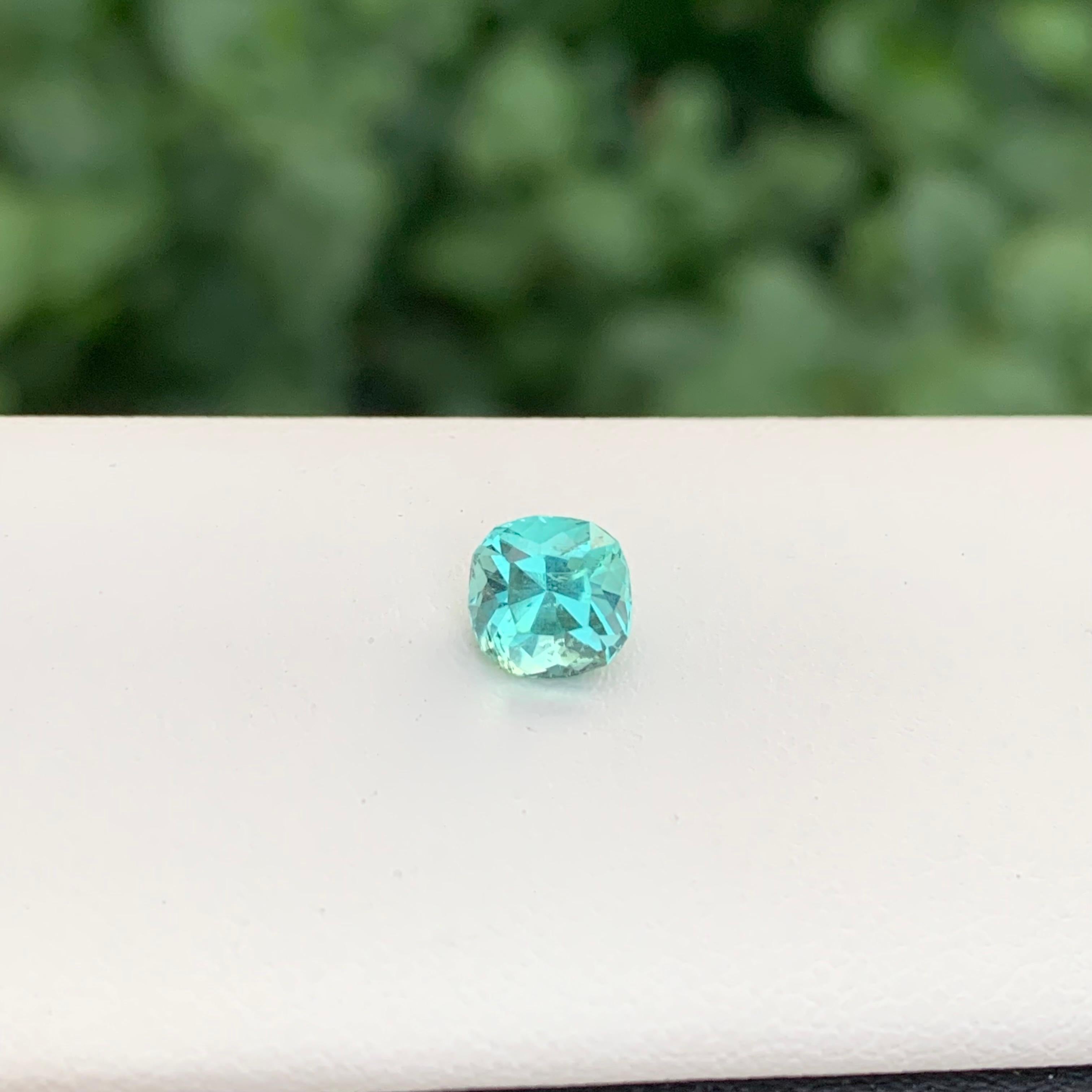 Adorable tourmaline naturelle en forme de coussin de 1,20 carat Unisexe en vente