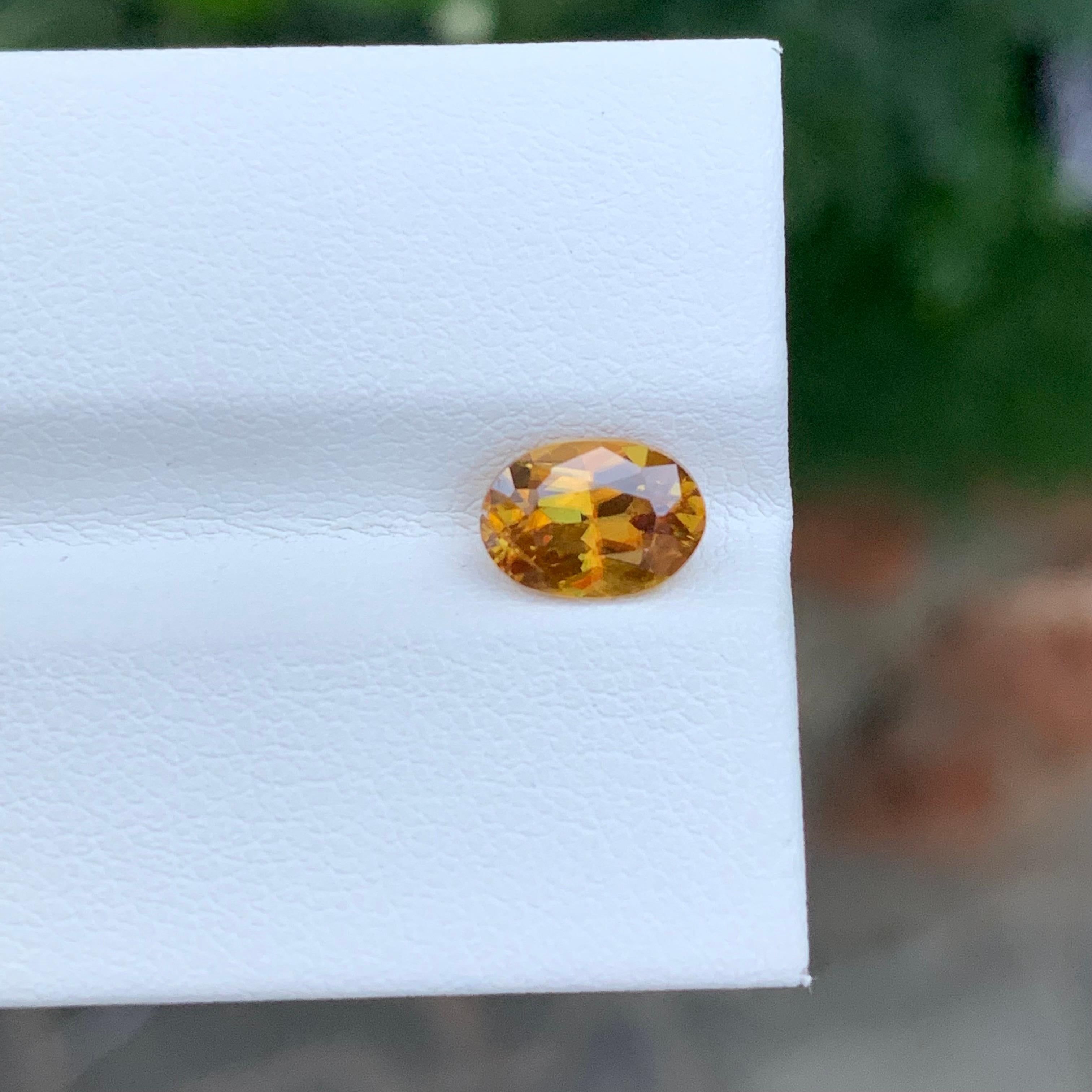 Loser Titanit
Gewicht: 1,50 Karat
Abmessung: 8.2 x 5.8 x 4.2 Mm
Herkunft: Warsak Pakistan
Die Form: Oval 
Behandlung: Nicht
Zertifikat: Auf Anfrage

Sphene, auch Titanit genannt, ist ein bemerkenswerter und weniger bekannter Edelstein, der in den