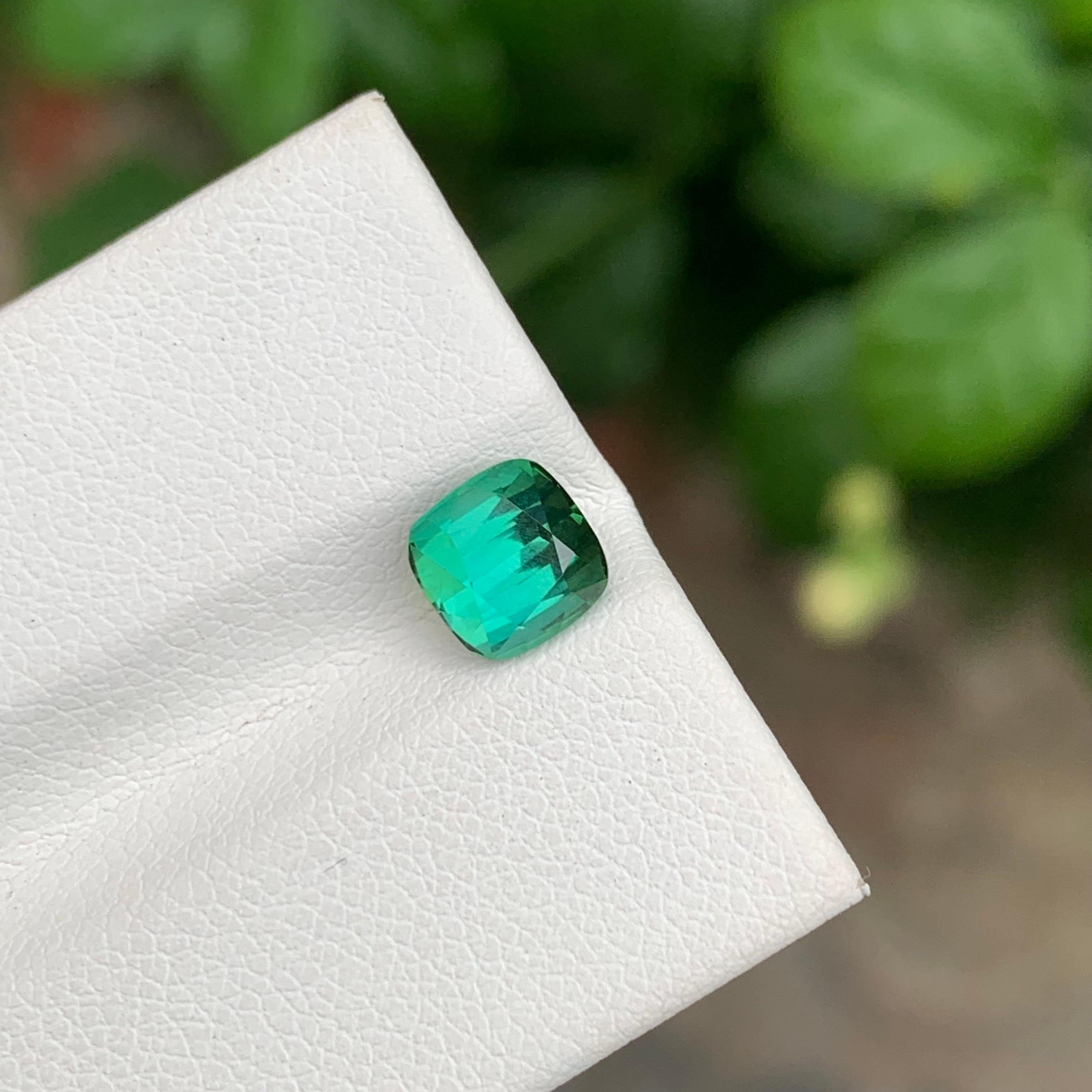 Arts and Crafts Adorable tourmaline naturelle taille coussin vert bleuté de 1,70 carat en vente
