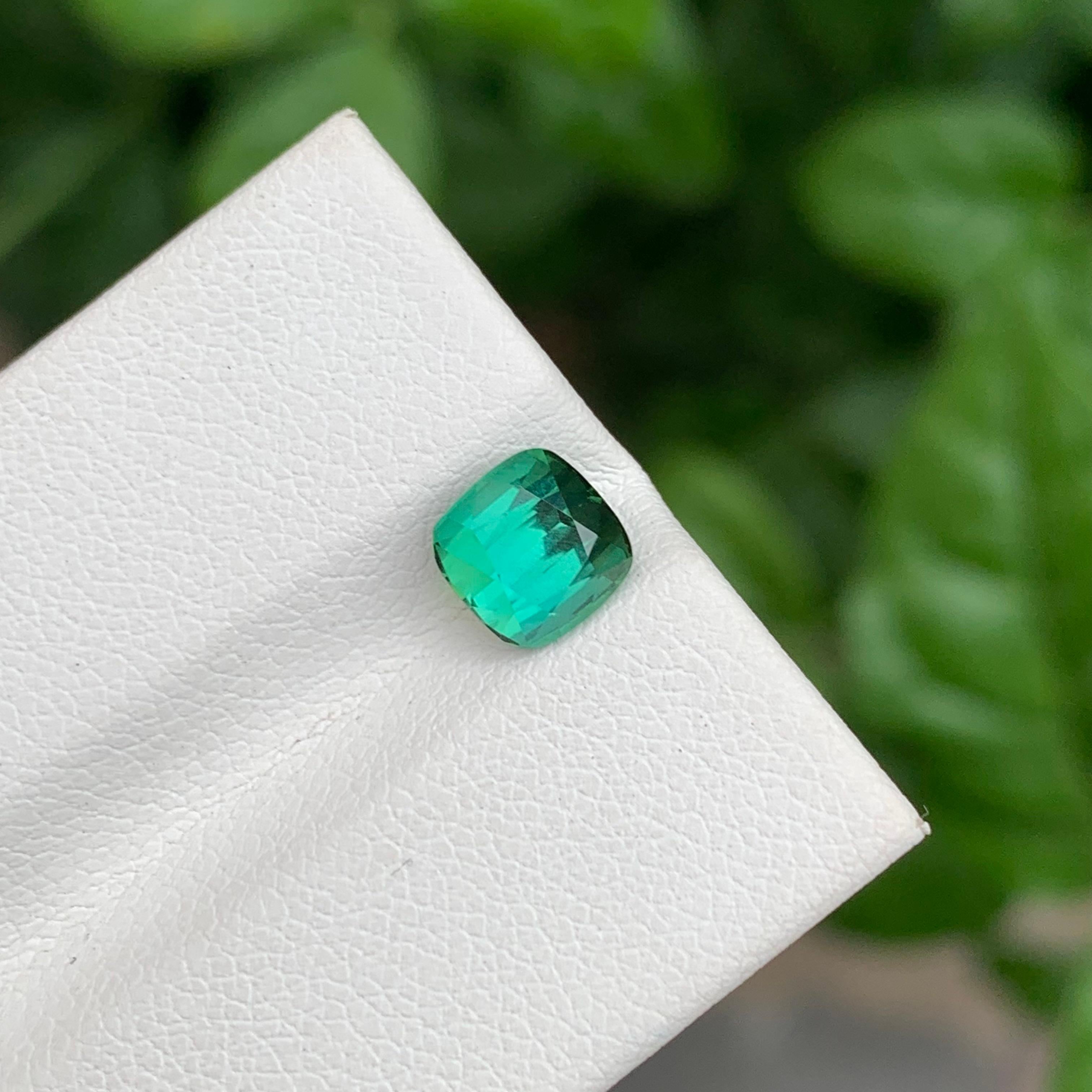 Adorable tourmaline naturelle taille coussin vert bleuté de 1,70 carat Unisexe en vente