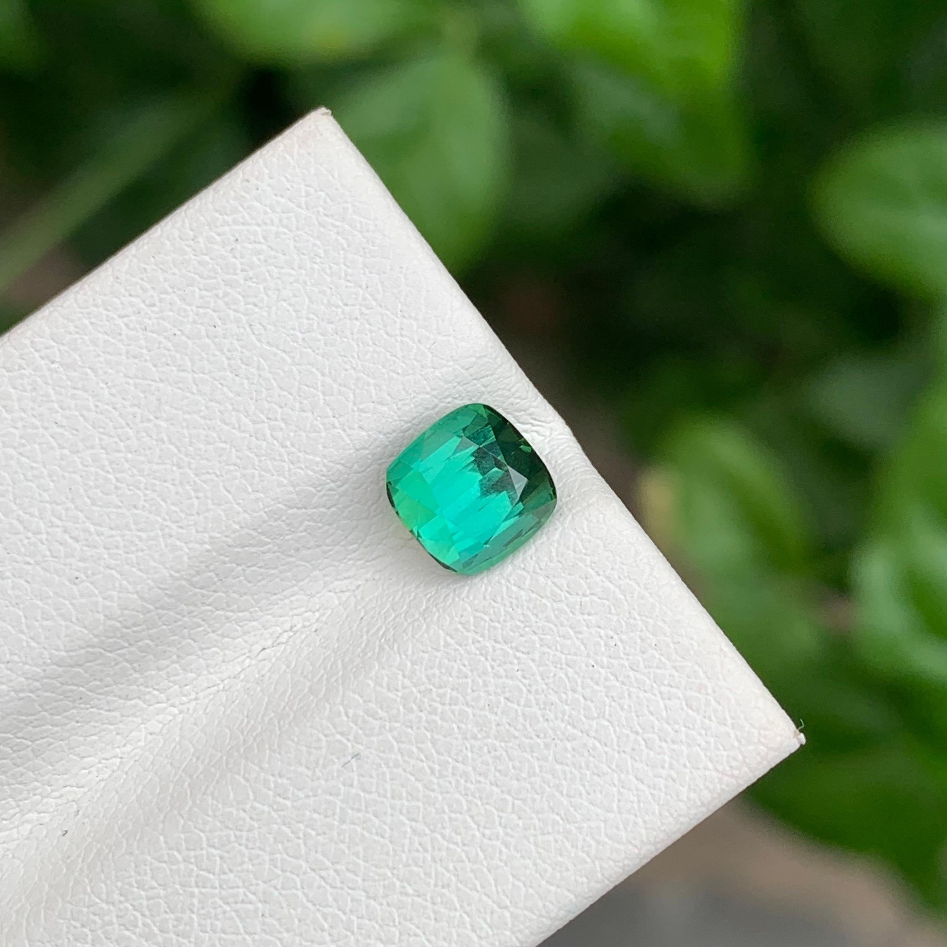 Adorable tourmaline naturelle taille coussin vert bleuté de 1,70 carat en vente 1