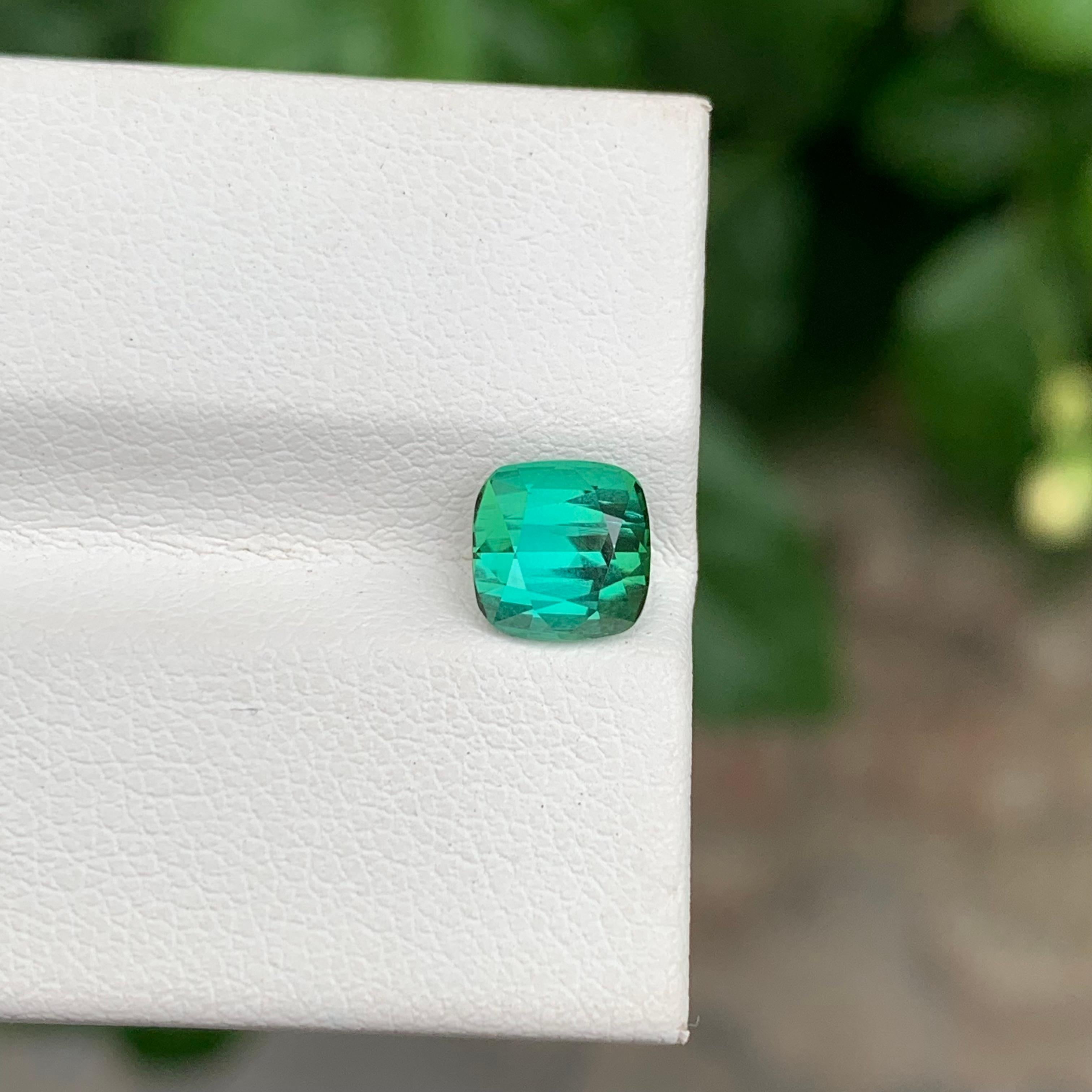 Adorable tourmaline naturelle taille coussin vert bleuté de 1,70 carat en vente 2