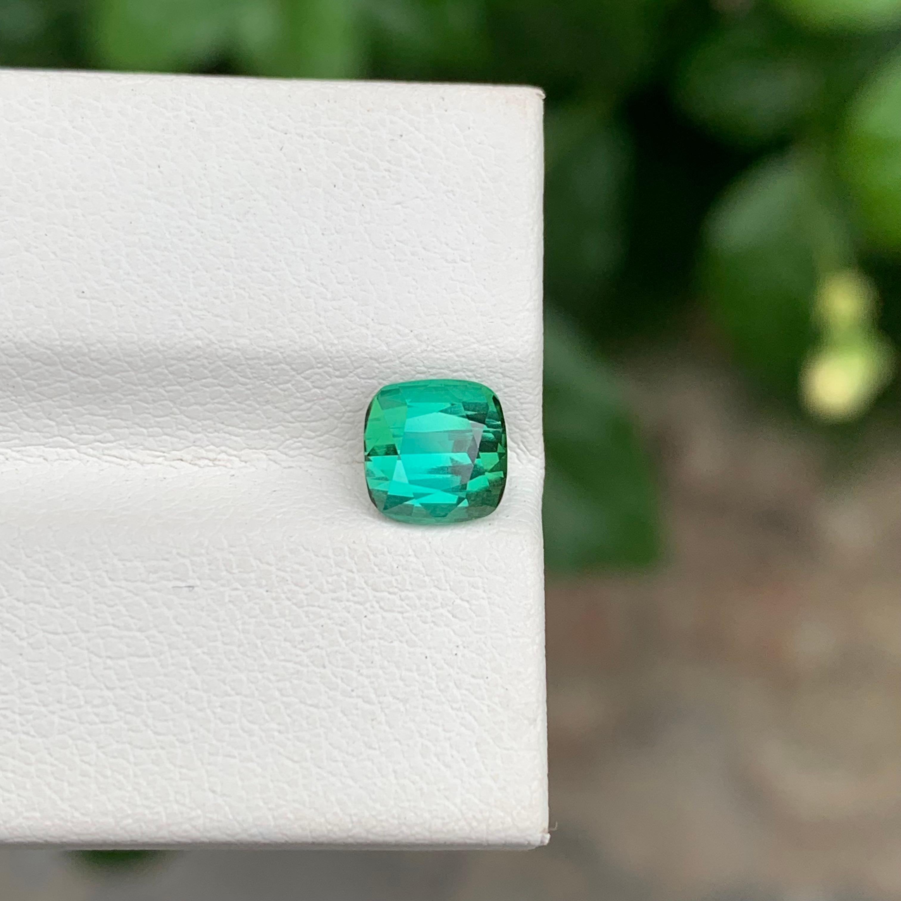 Adorable tourmaline naturelle taille coussin vert bleuté de 1,70 carat en vente 3
