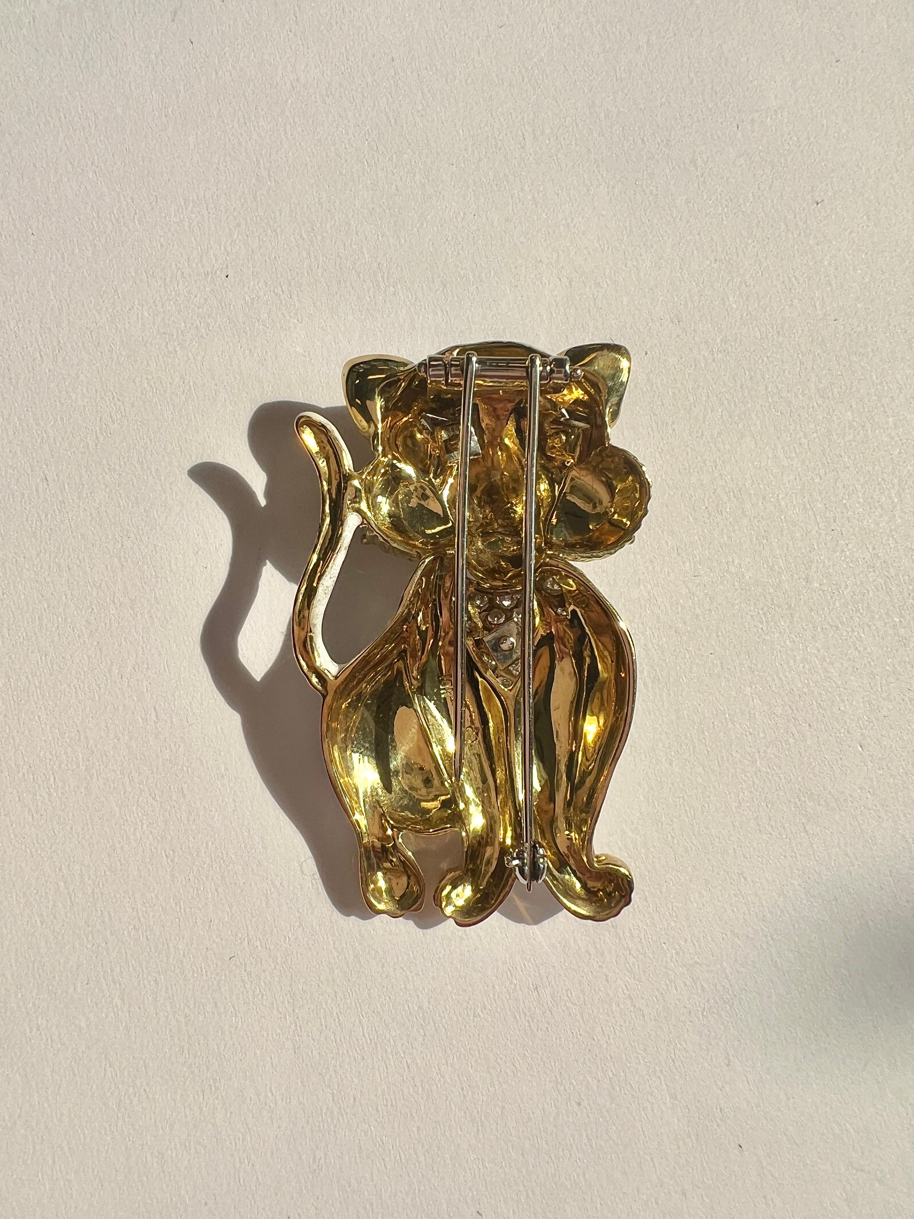 Adorable 18k Yellow Gold Enamel Diamond Cat Brooch For Sale 2