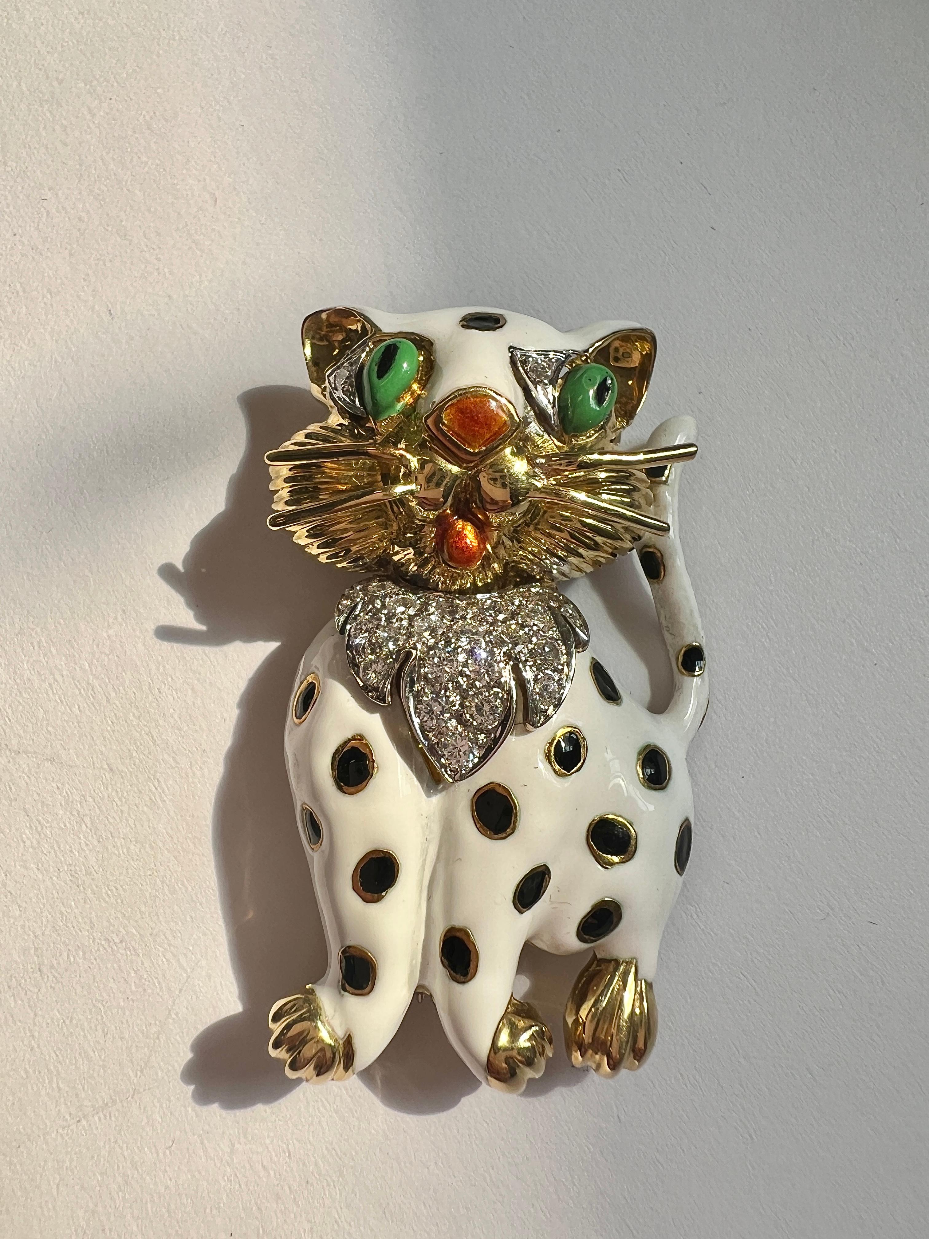 Adorable 18k Yellow Gold Enamel Diamond Cat Brooch For Sale 3