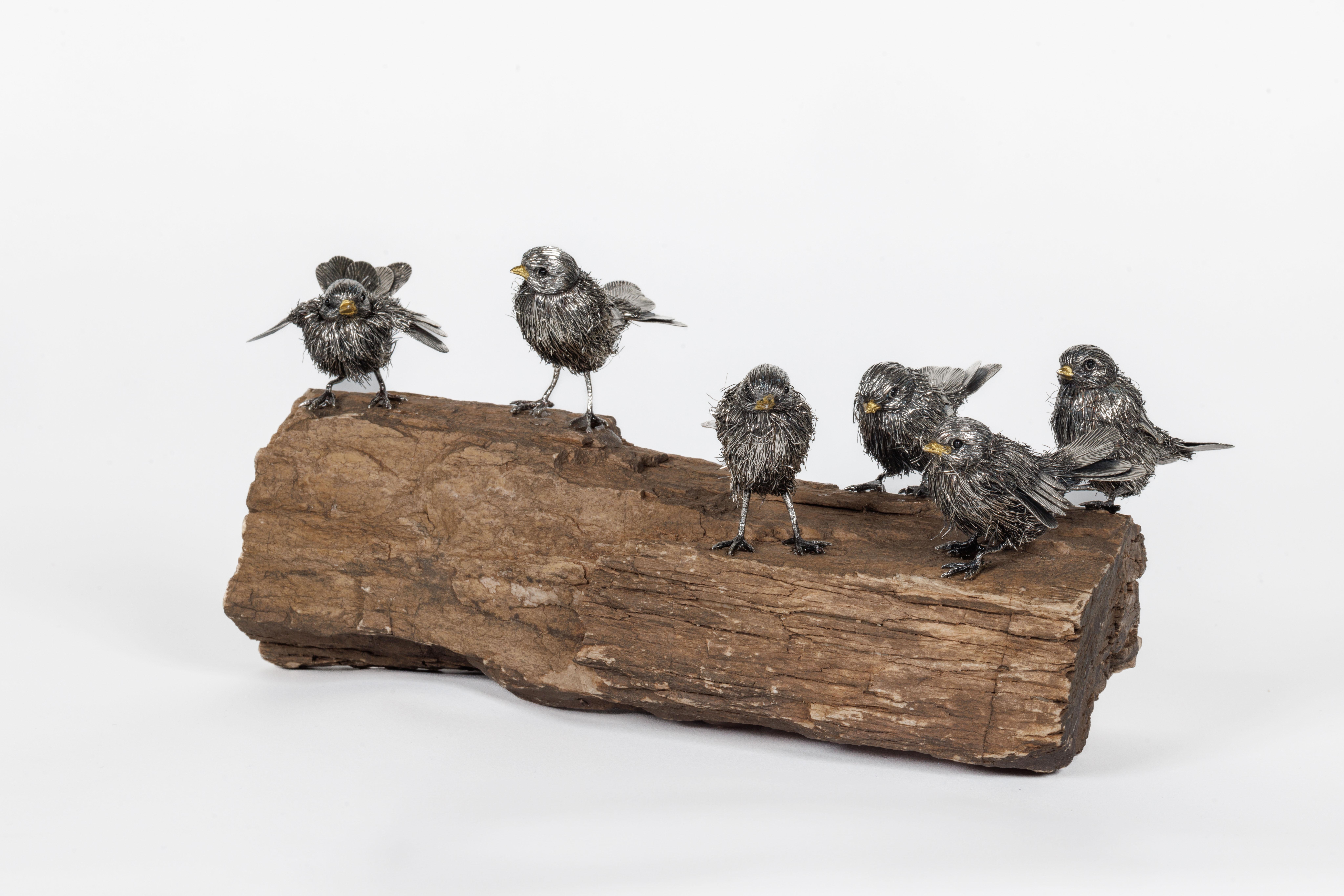 Adorable famille de six poussins italiens en argent sterling de Buccellati reposant sur une base en bois pétrifié, Milan 20e siècle

Cette création enchanteresse du célèbre orfèvre italien Buccellati présente une charmante famille de six poussins en