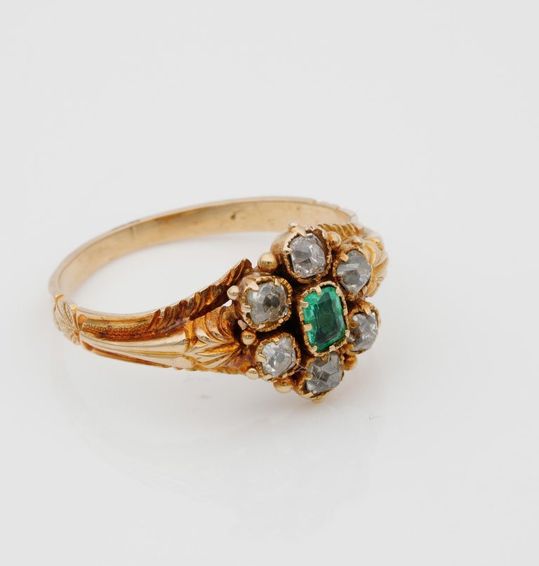 Adorable Georgian Diamond Emerald Daisy Ring 18 Karat For Sale at 1stDibs