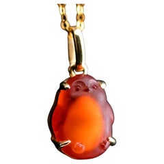 Verschönerter handgeschnitzter Penguin-Eier-Feuer-Opal-Anhänger Halskette 18K Gelbgold