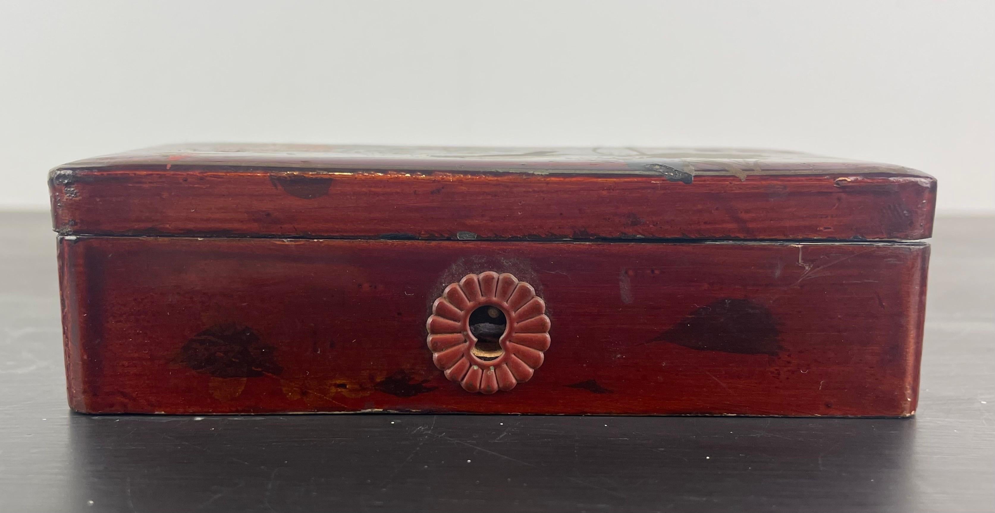 Pretty Japanese lacquered box decorated with birds and foliage.
signed 
Lacquered inside and outside
Late 19th century
Without key
Nice lock
Ideal for storing jewelry.