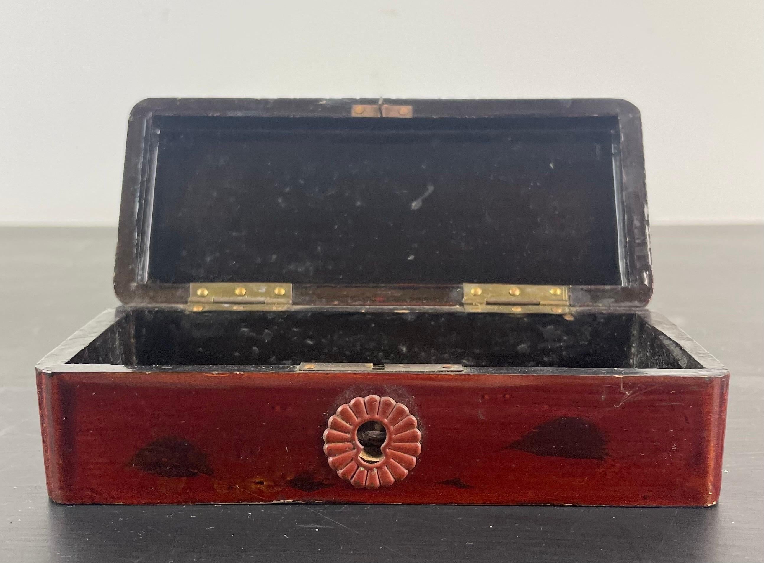 Japanese Lacquered Box Signed, Late 19th Century In Good Condition For Sale In Beuzevillette, FR
