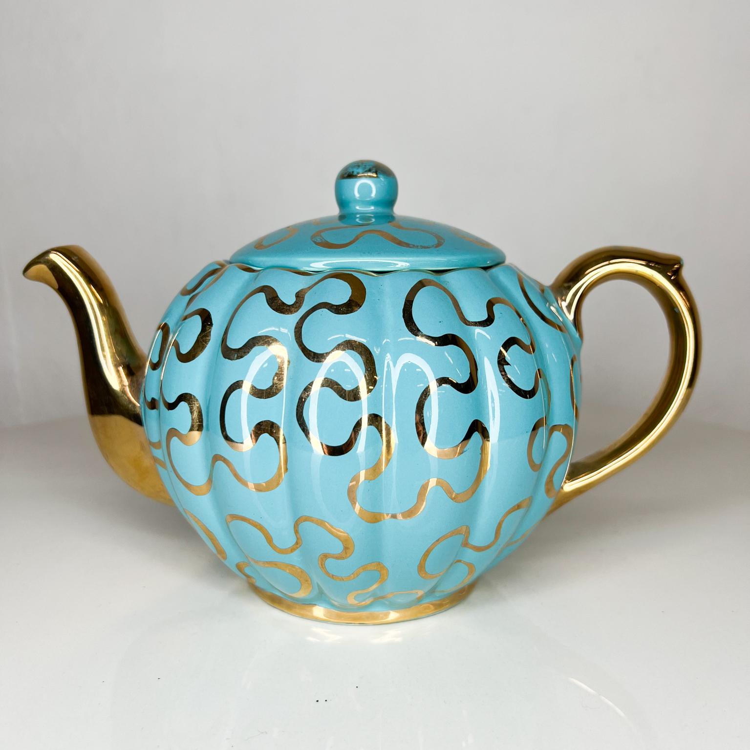 Adorable Modern Tiffany aqua gold ceramic tea pot
Vintage ceramic tea pot with original lid.
Hand painted in gold, tiffany green color base.
Hand signed underneath.
Measures: 9 D x 5.88 H x 5.88 W
Preowned vintage unrestored good condition.