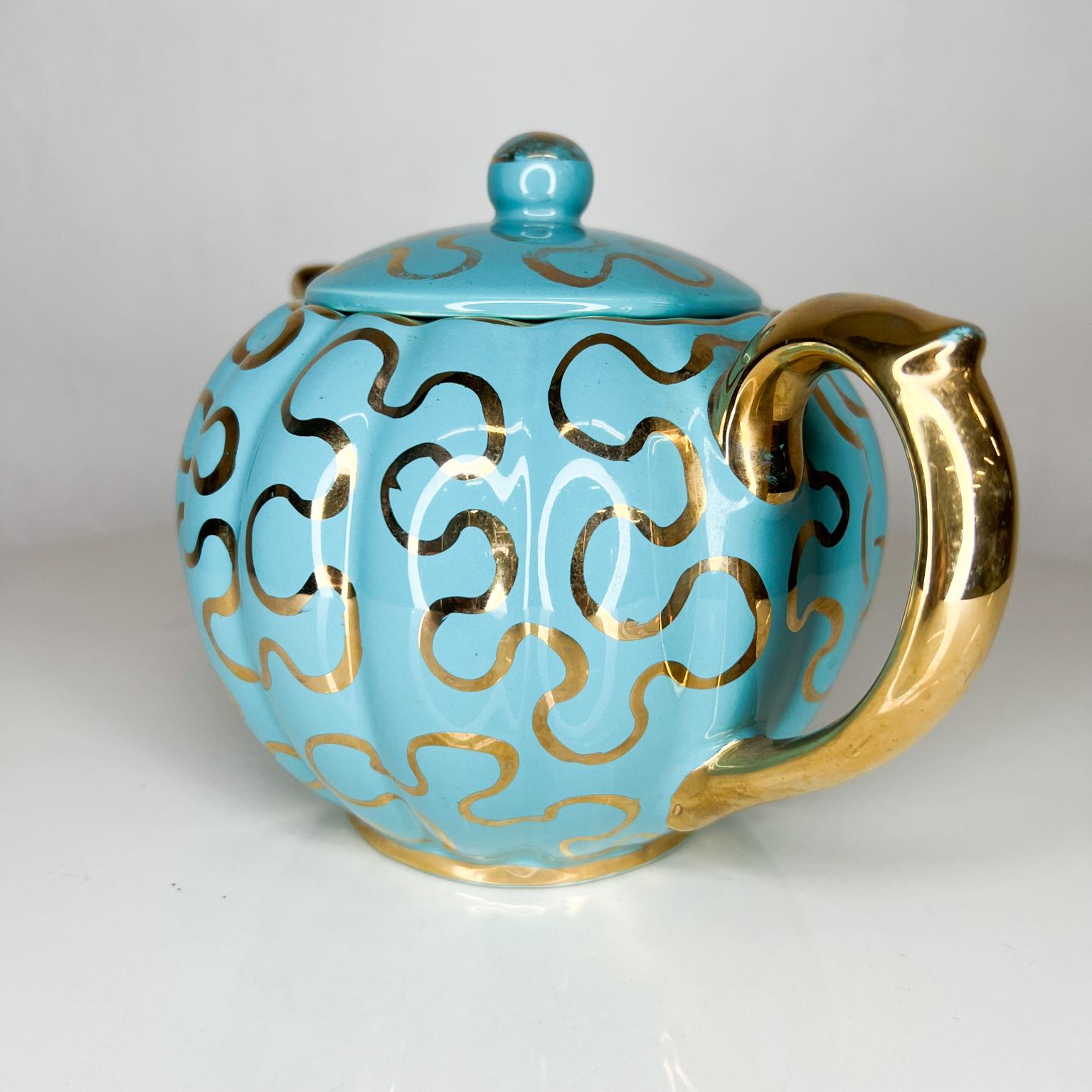 Verschnörkelte moderne Tiffany Aqua Gold Keramik-Teekanne, handbemalt (Moderne der Mitte des Jahrhunderts)