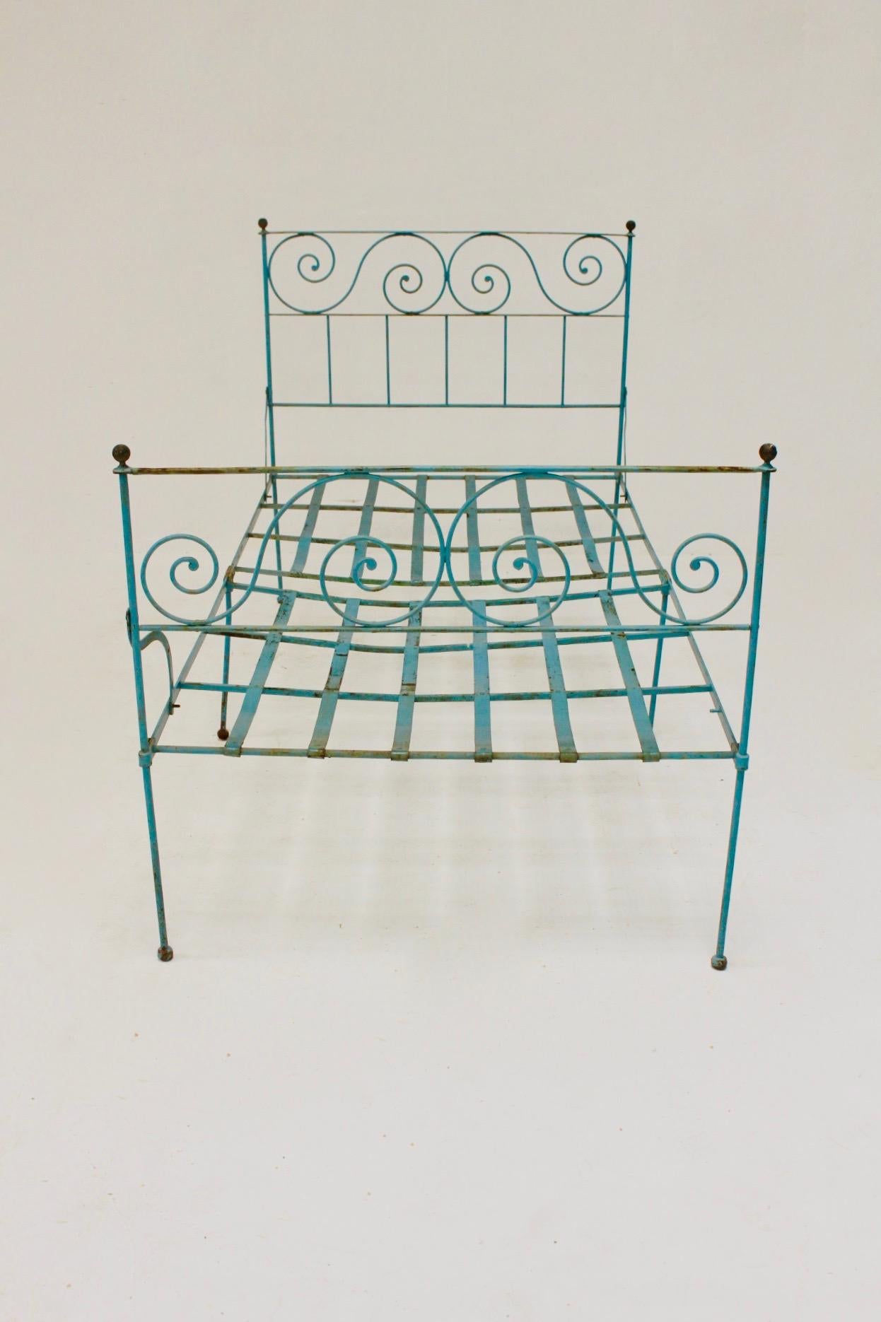 Adorable Old Blue Iron Spanish Campaign Folding Bed In Fair Condition For Sale In Valencia, Valencia