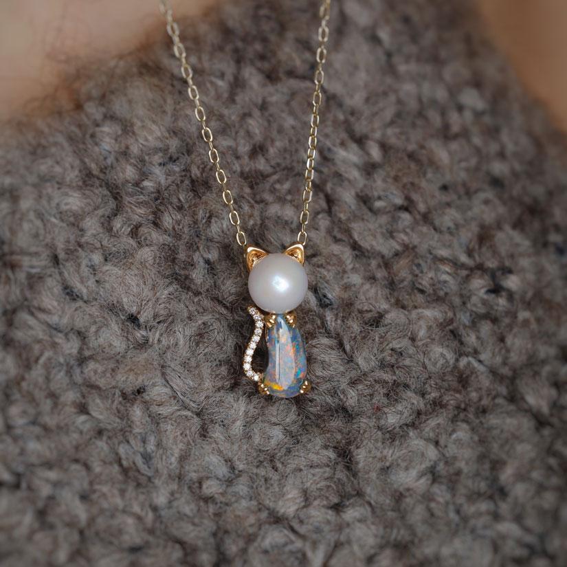 Adorable Paws Kitty Katze Schwarz Opal Diamant & Akoya Perle Halskette 18K Gold (Brillantschliff) im Angebot