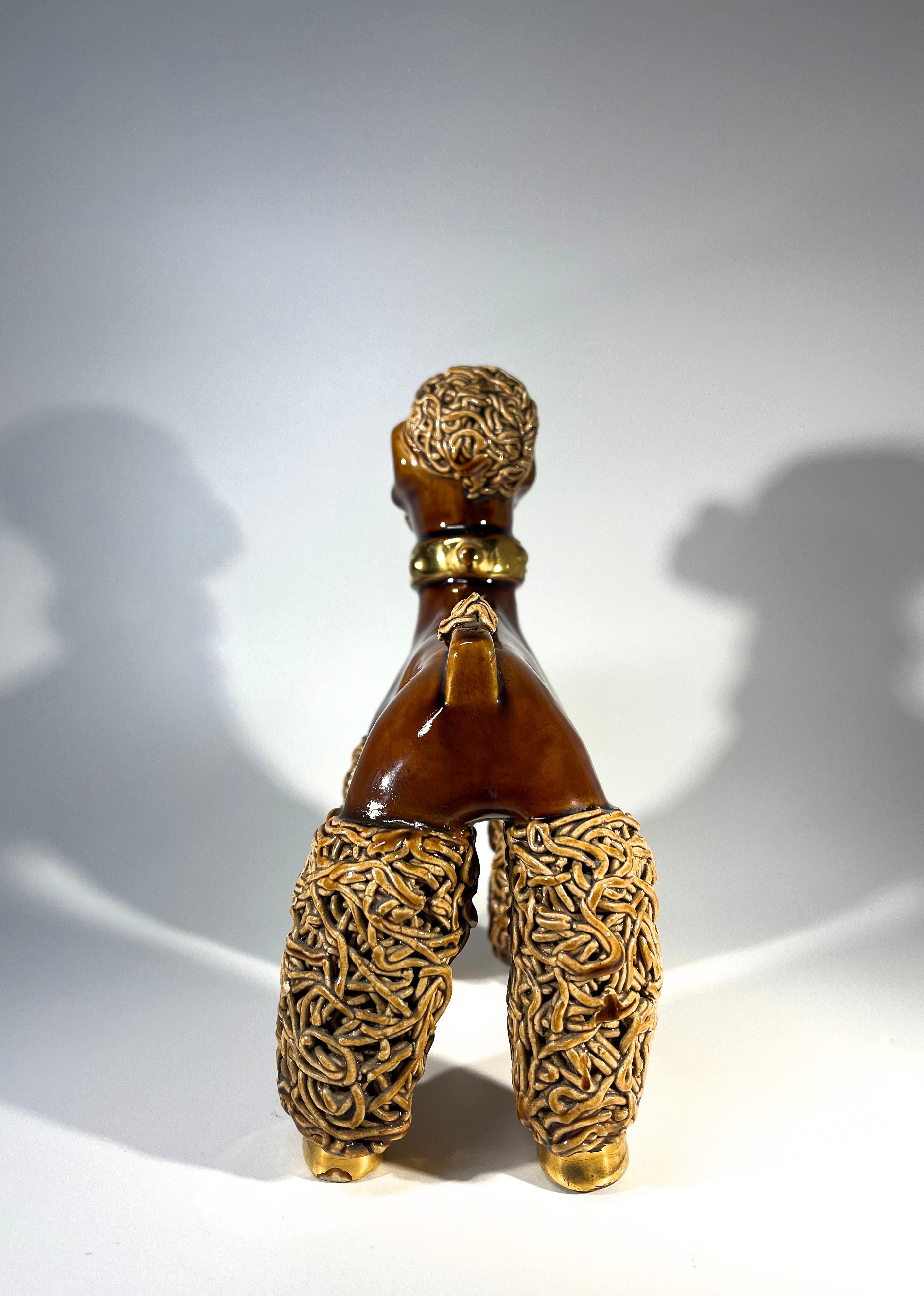 Céramique Adorable caniche français de race, Figurine en céramique émaillée caramel, Vallauris années 1950 en vente