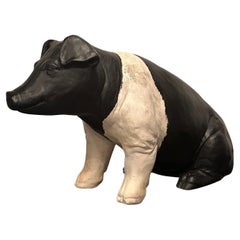 Adorable Escultura de Cerdo Blanco y Negro de Yeso de la Carnicería