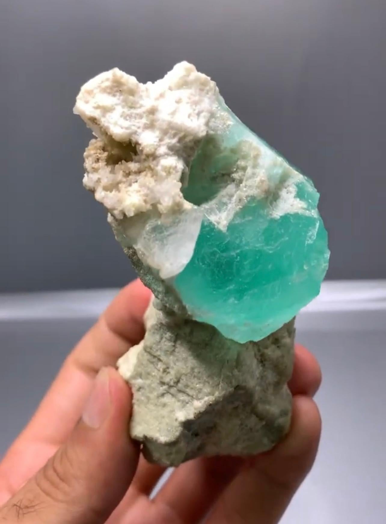 Stile Adam Adorabile cristallo di fluorite blu schiuma di mare su albite bianca crema dal Pakistan in vendita