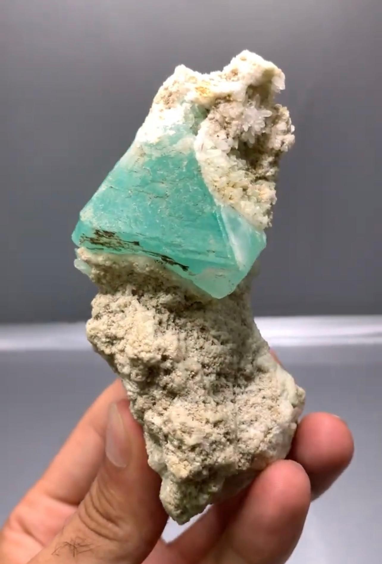 Pakistano Adorabile cristallo di fluorite blu schiuma di mare su albite bianca crema dal Pakistan in vendita