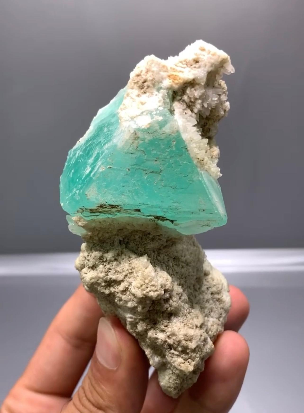 Adorabile cristallo di fluorite blu schiuma di mare su albite bianca crema dal Pakistan In condizioni buone in vendita a Peshawar, PK